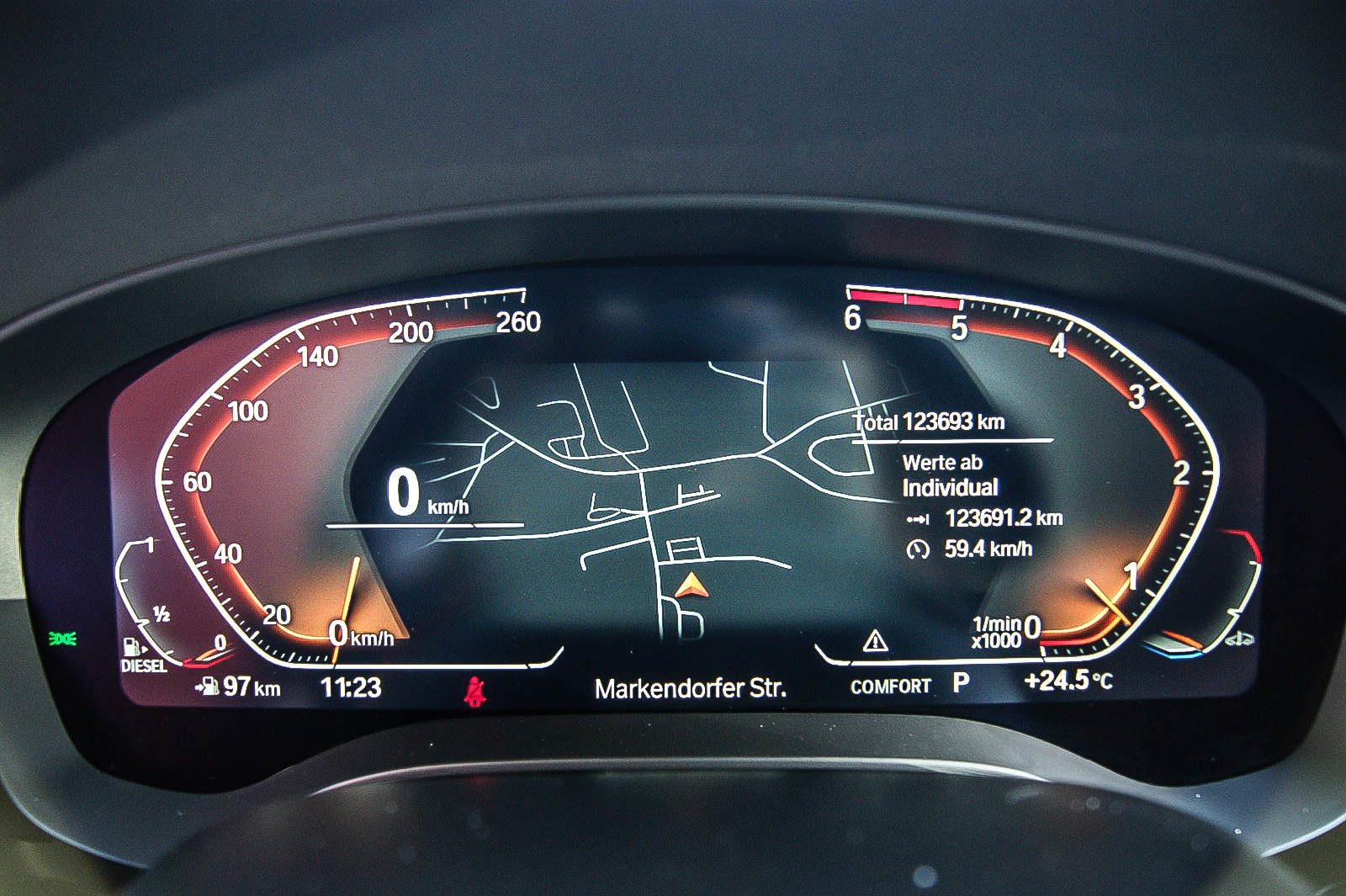 Fahrzeugabbildung BMW 530 d Touring H&K SOUND PANORAMA AVENTURINROT 3