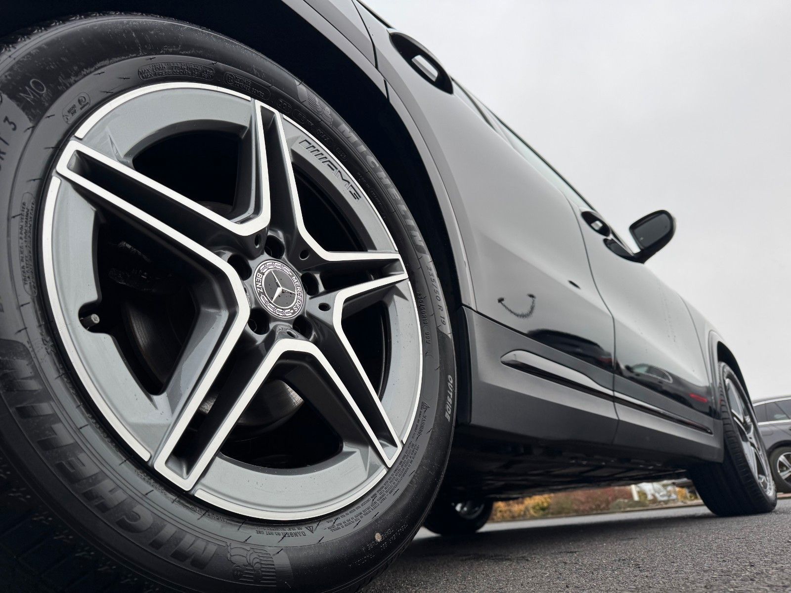 Fahrzeugabbildung Mercedes-Benz GLA 200 AMG+Pano+Distr+Ambiente+Multibeam+