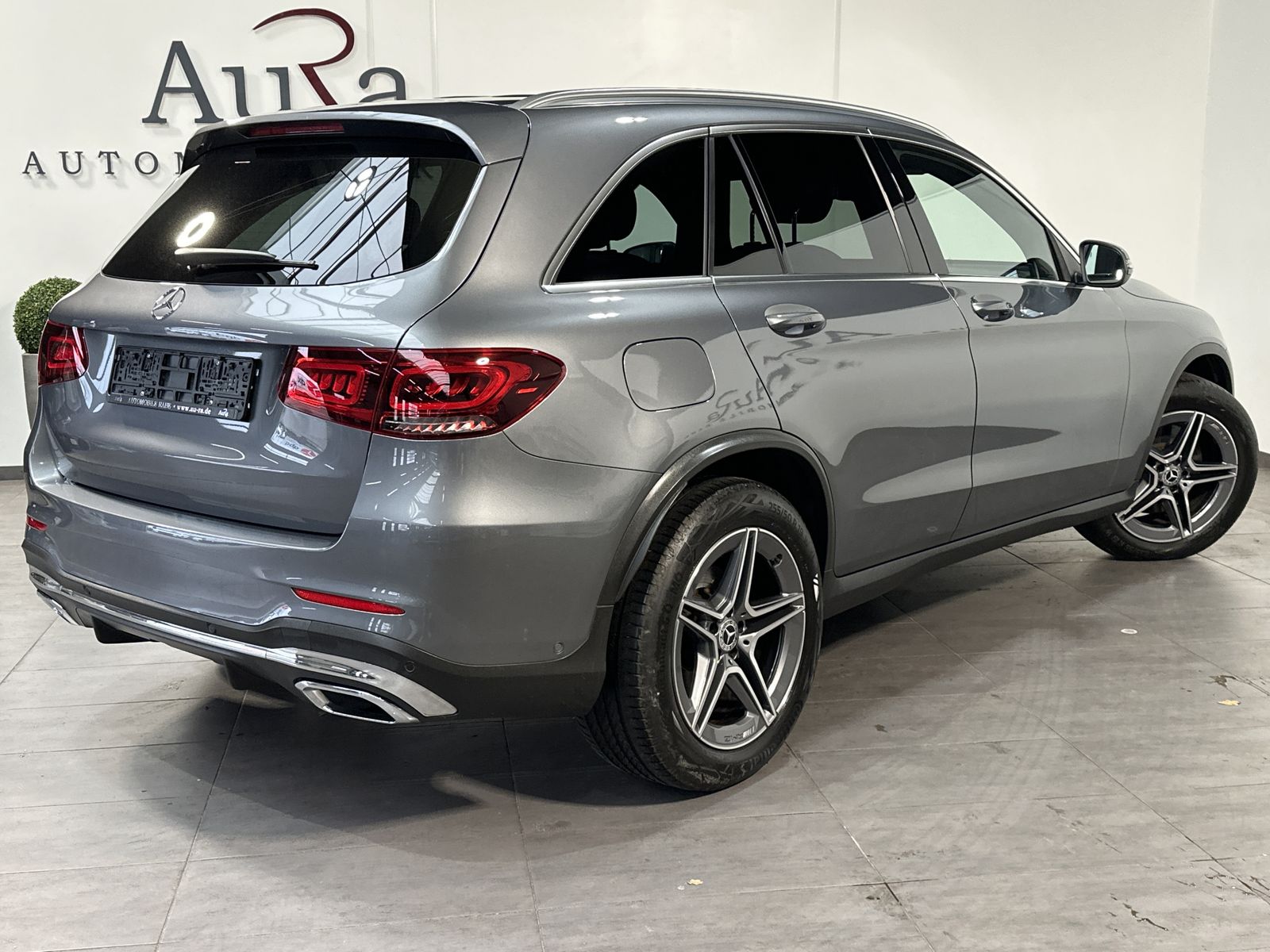 Fahrzeugabbildung Mercedes-Benz GLC 300 4Matic AMG-Line NAV+LED+PANO+AHK+19ZOLL