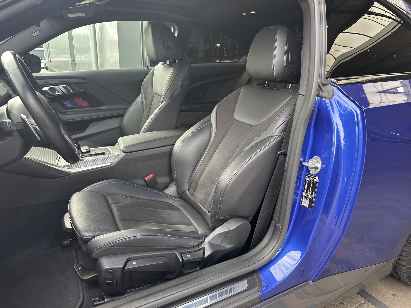 Fahrzeugabbildung BMW 220i Coupé M-Sport NAV+LED+PANO+VCOCK+DA+KAM+2HD