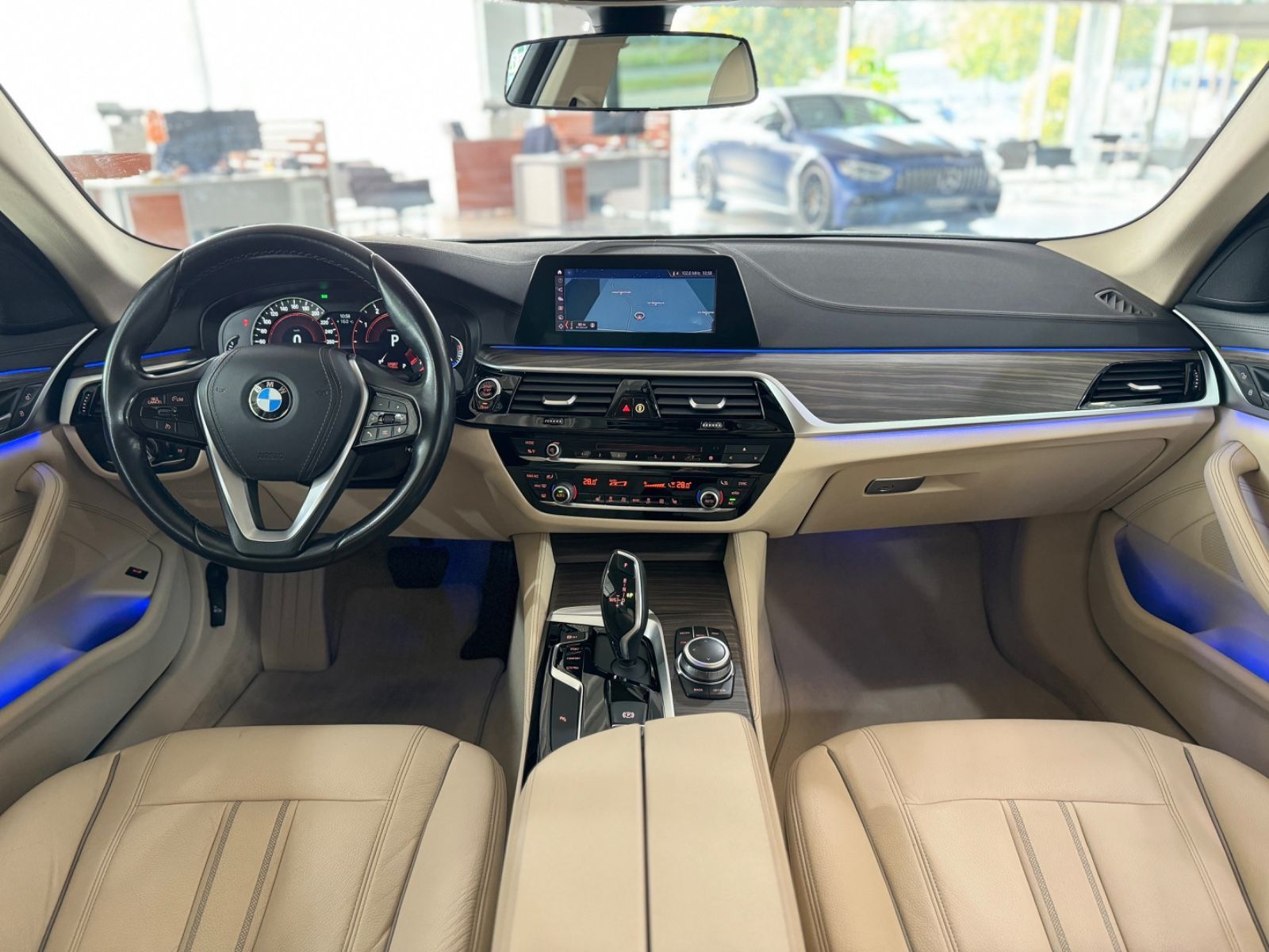 Fahrzeugabbildung BMW 530i Luxury Line Kamera SoftCl HUD HiFi AHK Komf