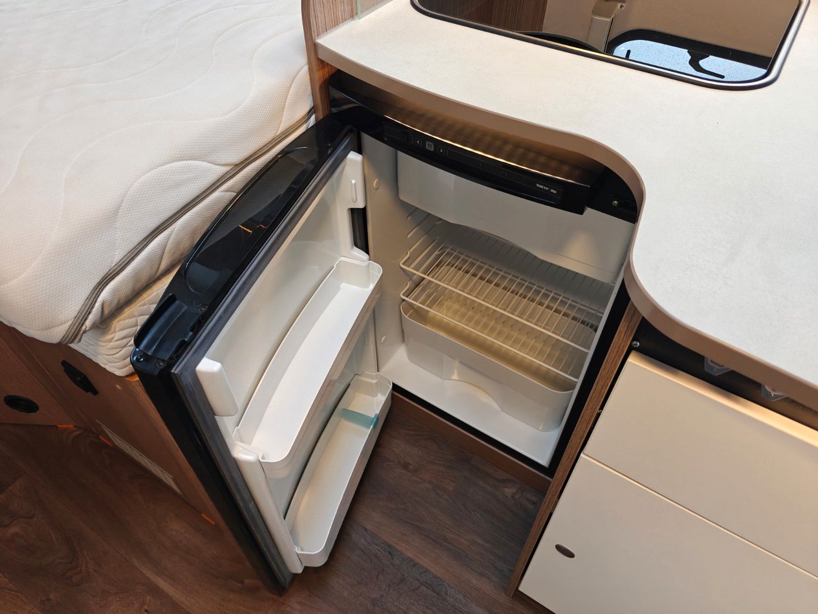 Fahrzeugabbildung Carado T-348 - Automatik, SAT, TV, 2x Solar, Hubbett -