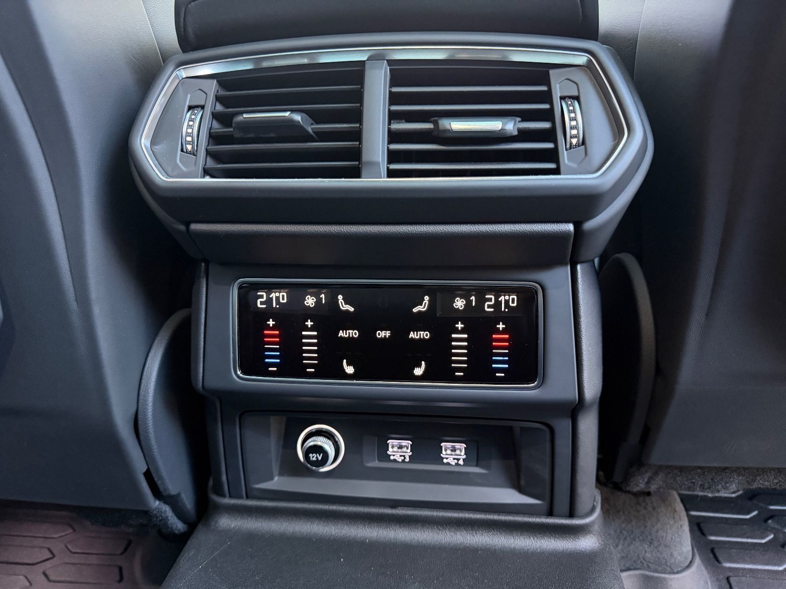 Fahrzeugabbildung Lamborghini Urus 4.0 AKRAPOVIČ*CARBON*PANO*HEADUP*B&O*MEMO*