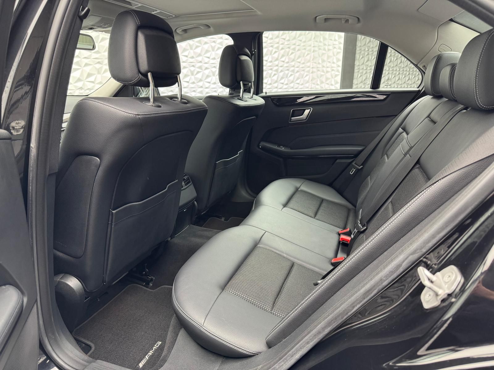 Fahrzeugabbildung Mercedes-Benz E 300 AMG V6 3.5L/PANO/HARMAN&KARDON/AHK/ILS/LED