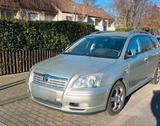 Toyota Avensis - Toyota Avensis aus 2005 mit Diesel-Antrieb