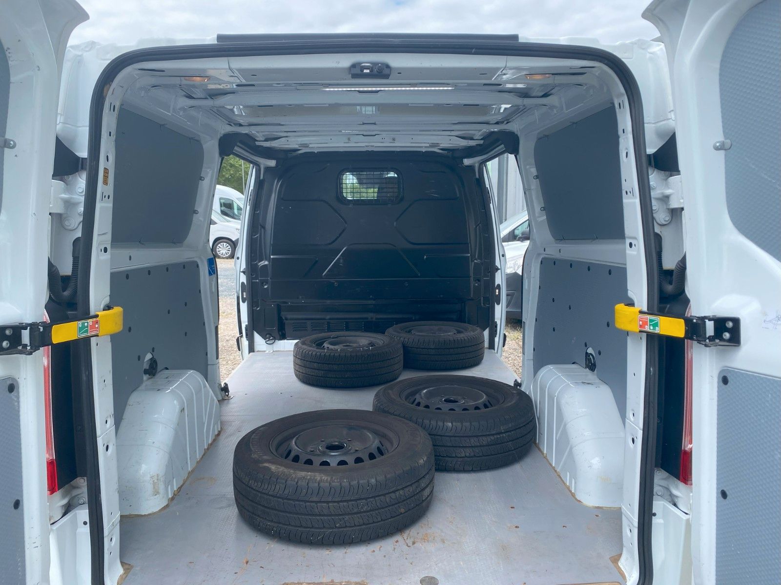 Fahrzeugabbildung Ford Transit Custom Kasten 300 L2 Trend,AHK,Automatic