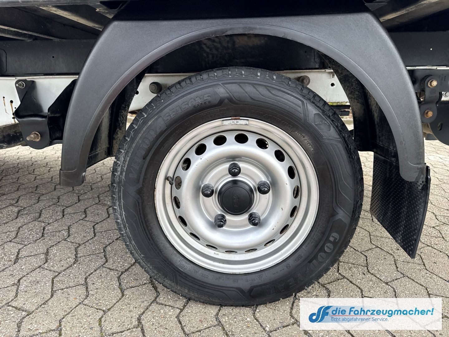 Fahrzeugabbildung Ford Transit Pritsche 310 L2 Doppelkabine AHK DAB Tel