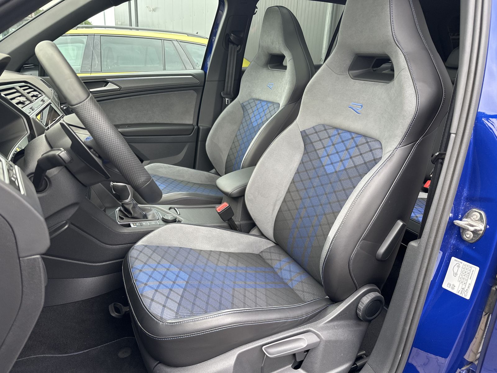 Fahrzeugabbildung Volkswagen Tiguan R 4M NAV+MATRIX+PANO+AHK+ACC+KAMERA+21ZO