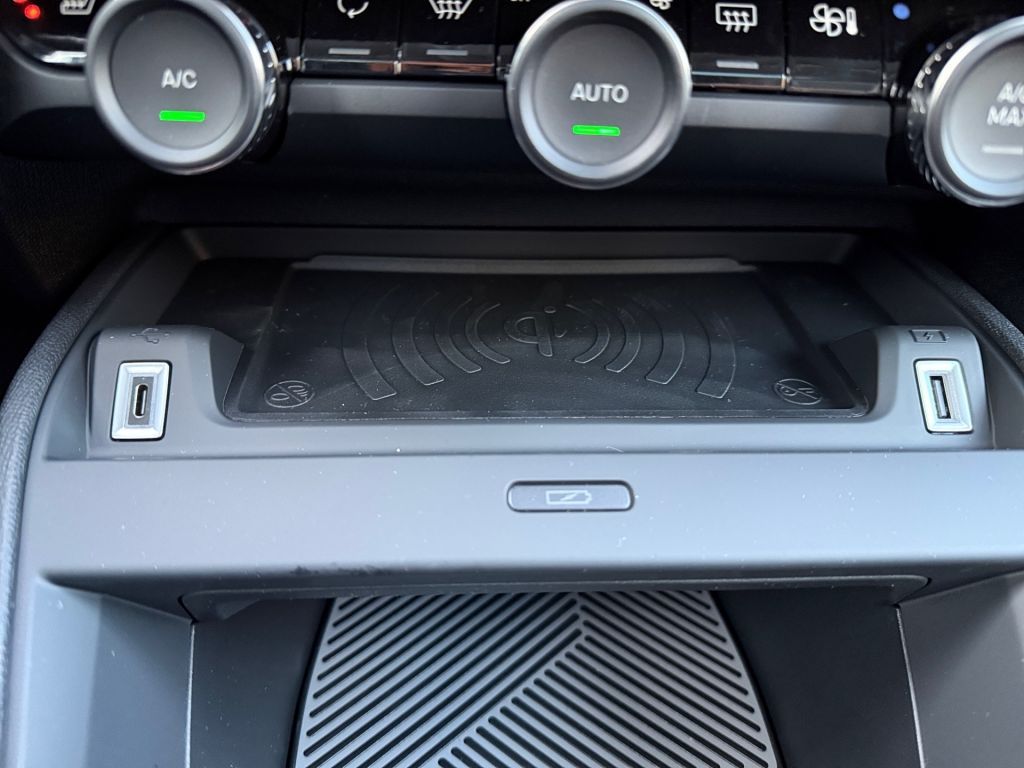 Fahrzeugabbildung Citroën C4 Hybrid 145 MAX - Schiebedach*Winter Paket