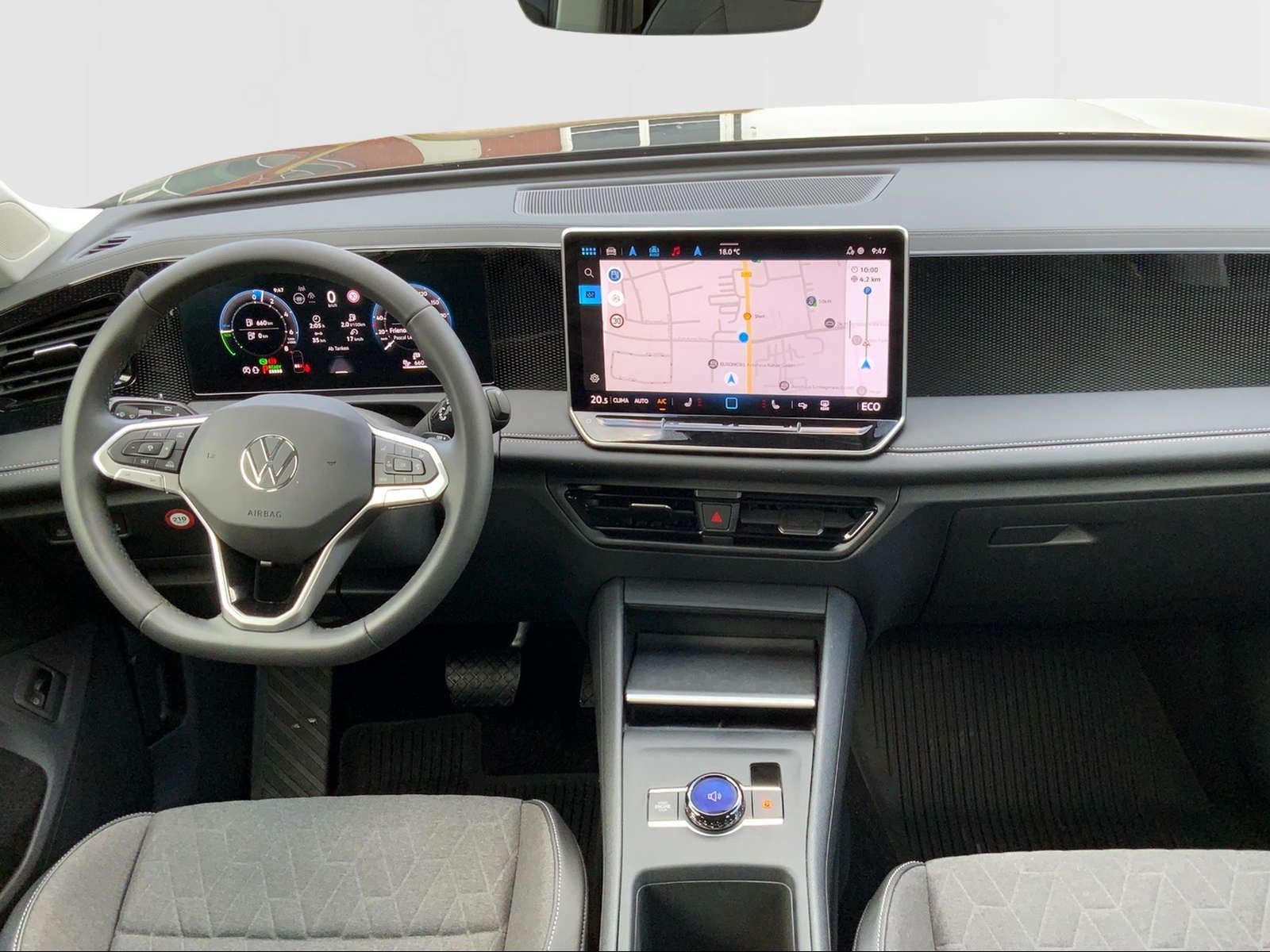 Tiguan Life 1,5 l eHybrid LED+, RFK, NAV, SHZ.