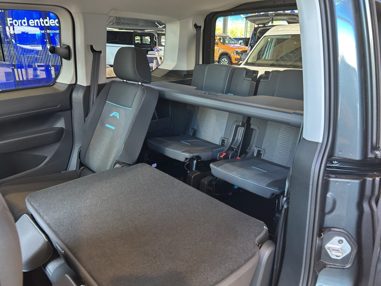 Fahrzeugabbildung Ford Tourneo Connect Active 122PS Kurz 7 Sitze