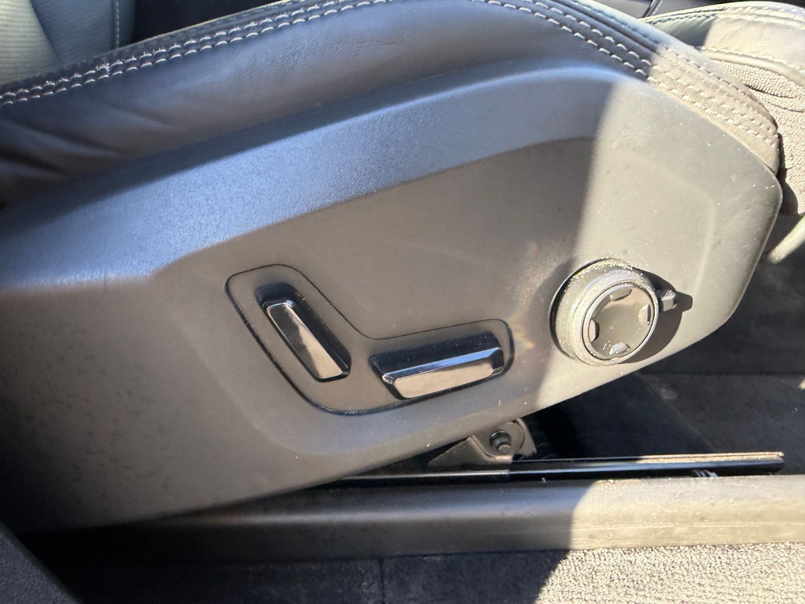 Fahrzeugabbildung Volvo XC90 B5 D Ultimate Dark AWD*B&W*LUFT*STHZG*360*