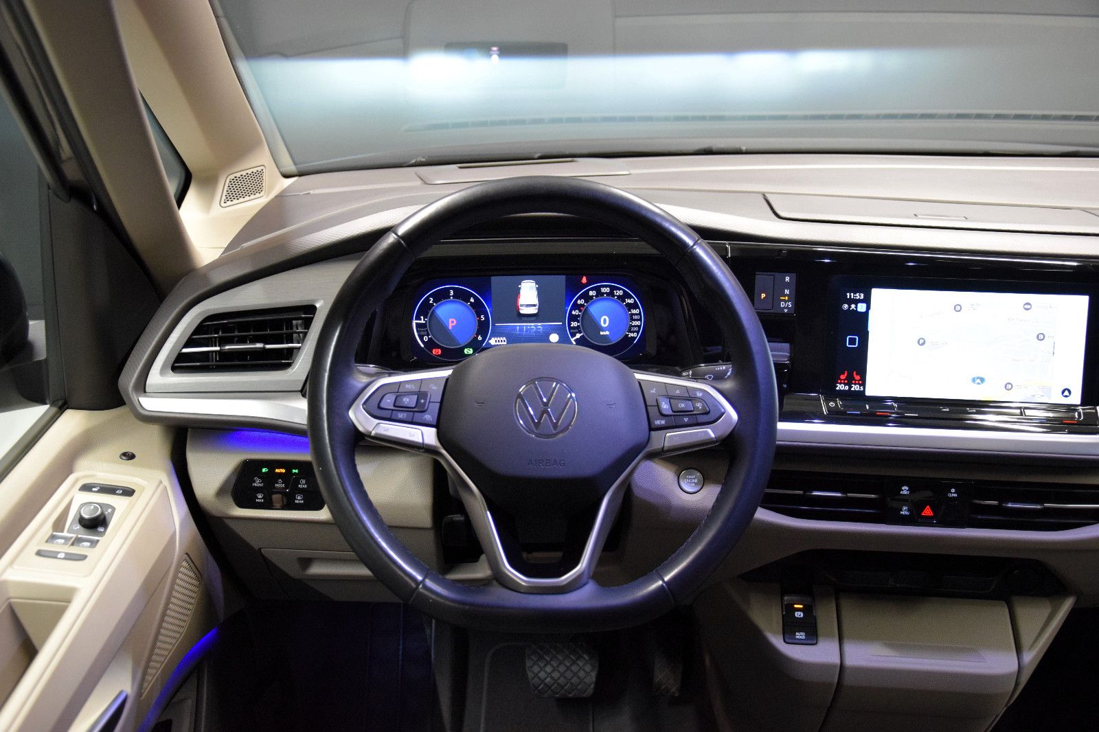 Fahrzeugabbildung Volkswagen T7 Multivan Edition lang Pano HuD AHK NP 77T€