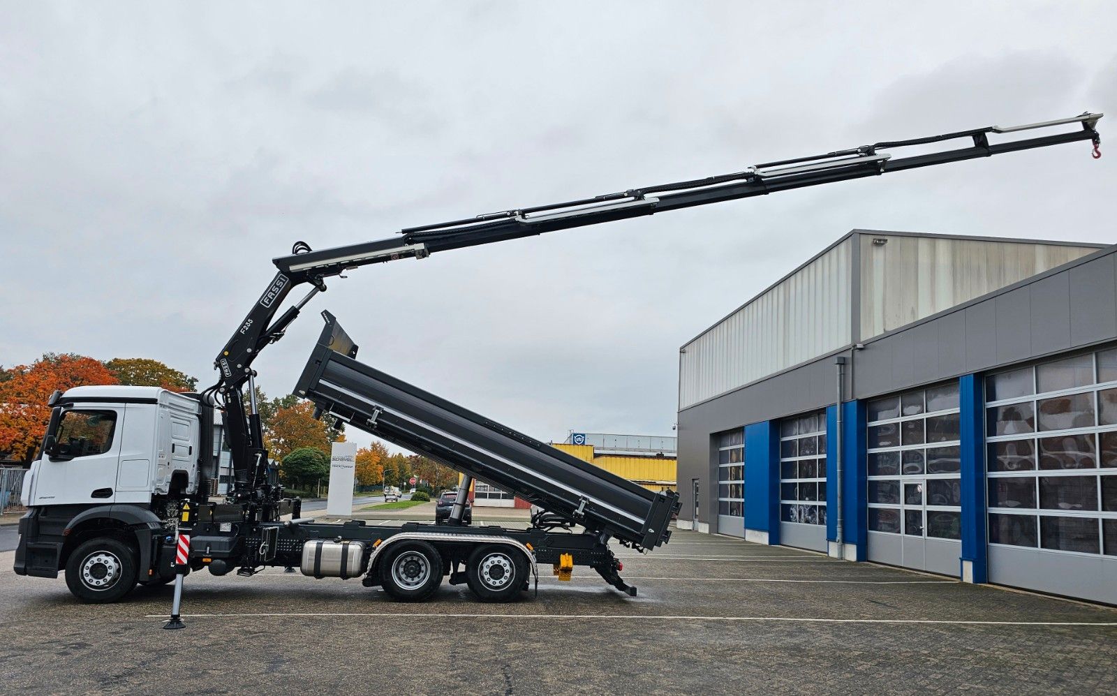 Fahrzeugabbildung Mercedes-Benz Actros 2545 Kipper mit FASSI 235 -6 / Lenkachse