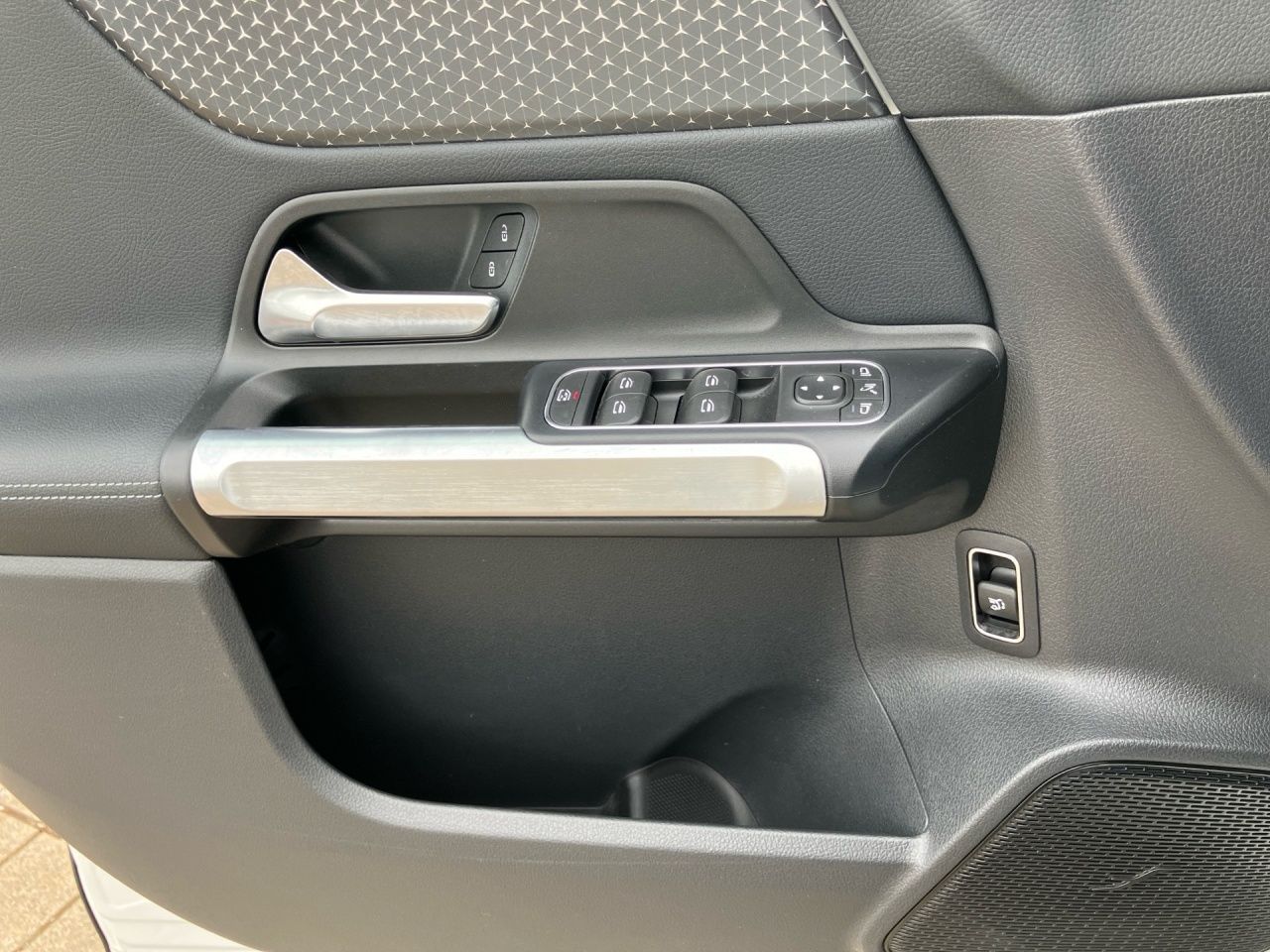 Fahrzeugabbildung Mercedes-Benz EQB 350 4M BONUS+AHK+PANO+LENKRADHEIZ+KAMERA+