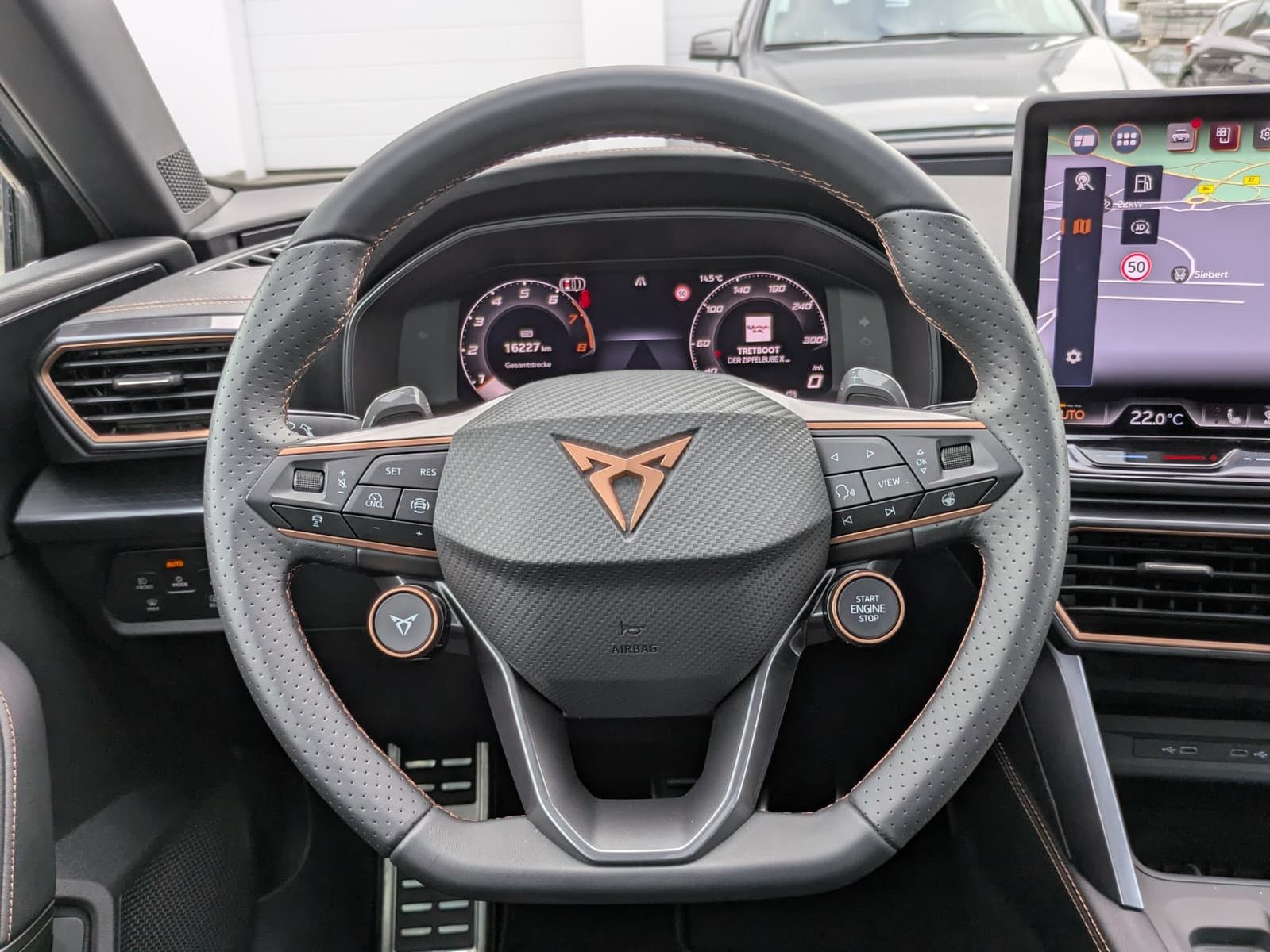 Fahrzeugabbildung CUPRA Leon 1.5 eTSI MATRIX*PANO*ALCAN.*AHK*SENN*Drive2