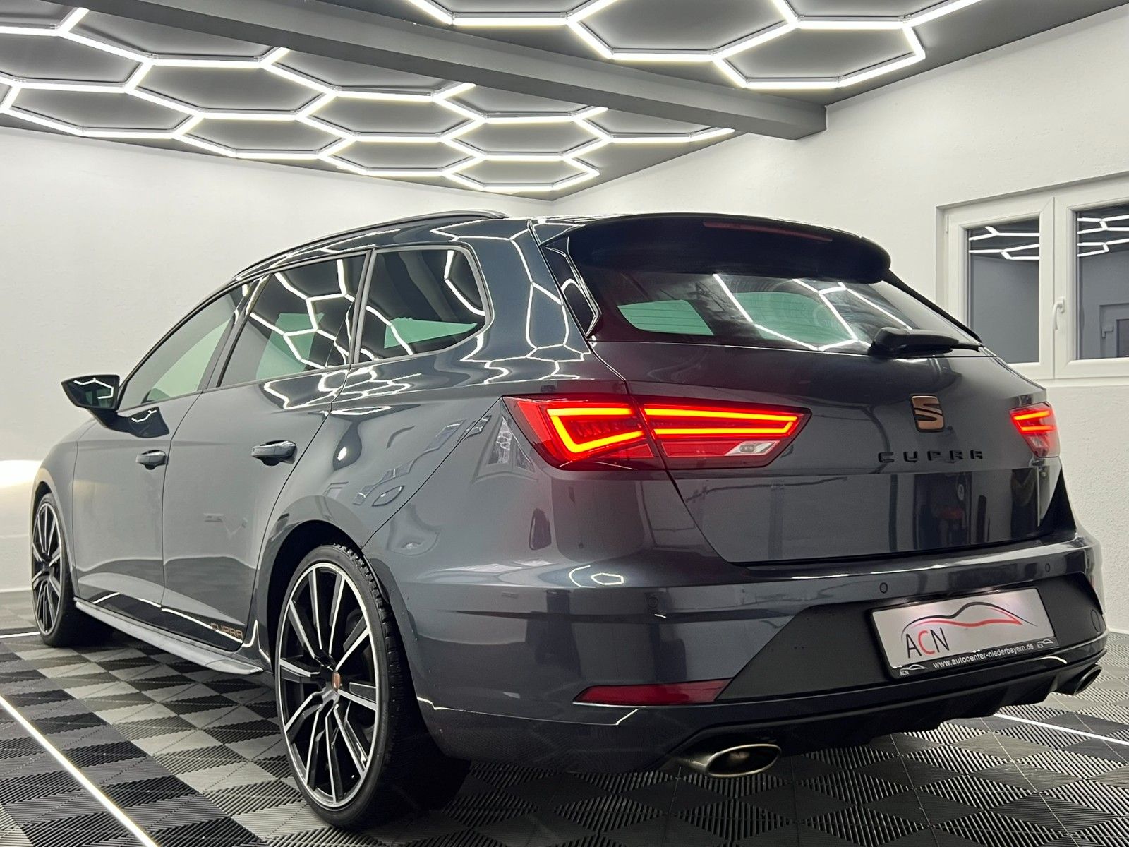 Fahrzeugabbildung SEAT Leon ST Cupra 300 4Dr. PERFORMANCE/SCHALE/BEATS