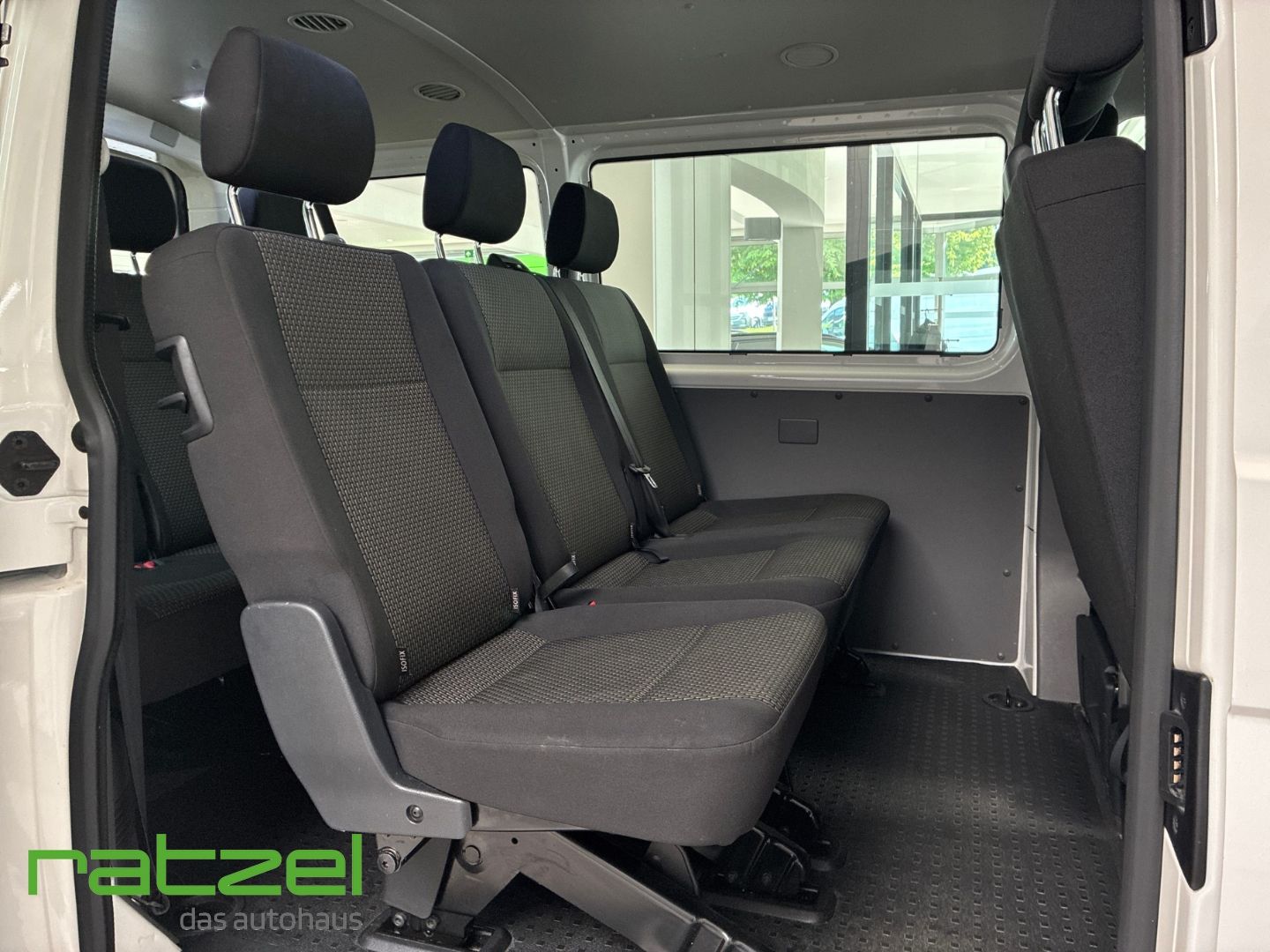 Fahrzeugabbildung Volkswagen T6.1 Kombi 2.0 TDI 9-Sitzer PDC AHK Klima Lichts