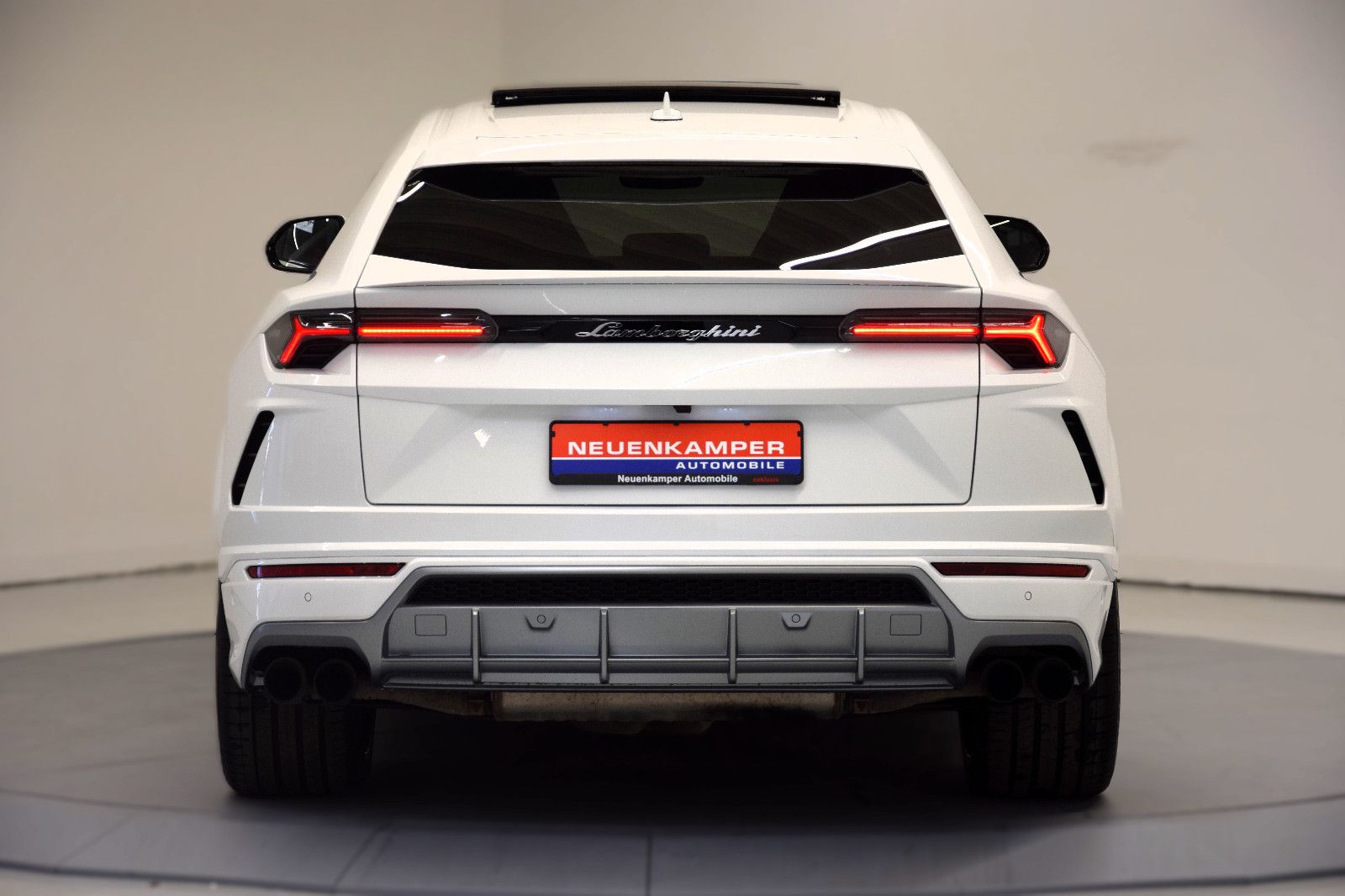 Fahrzeugabbildung Lamborghini Urus Panorama ACC Sitzlüftung HuD rotes Leder TV