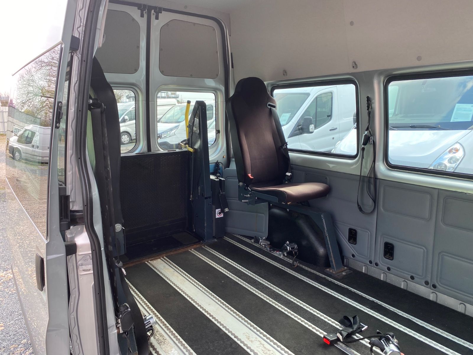 Fahrzeugabbildung Ford Transit Kombi FT 300 M Trend,STH,ROLLSTUHLLIFT