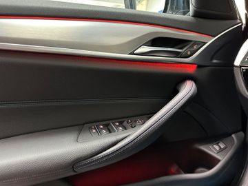 Fahrzeugabbildung BMW 530d M Sport Kam AHK LiveCockptPr Alarm HiFi 20"