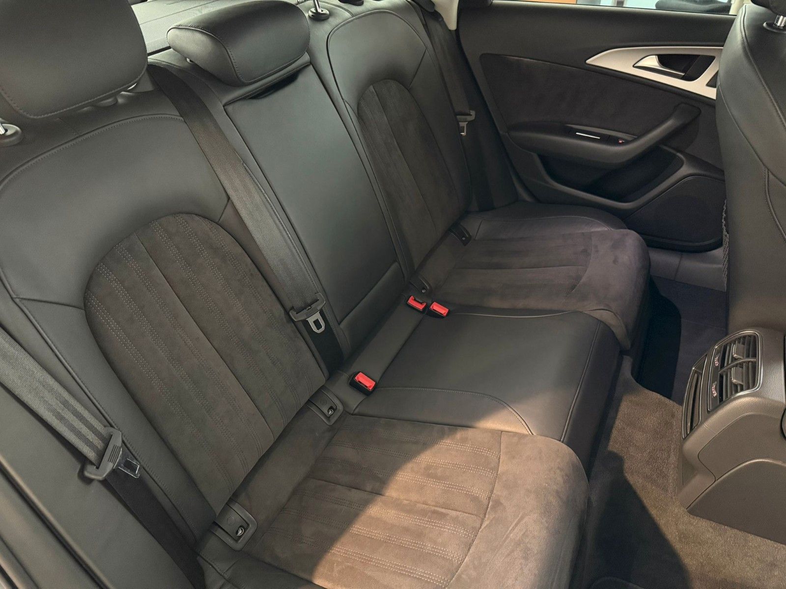 Fahrzeugabbildung Audi A6 Avant 2.0 TDI quattro S-LINE/NAVI/SPORT/Nappa