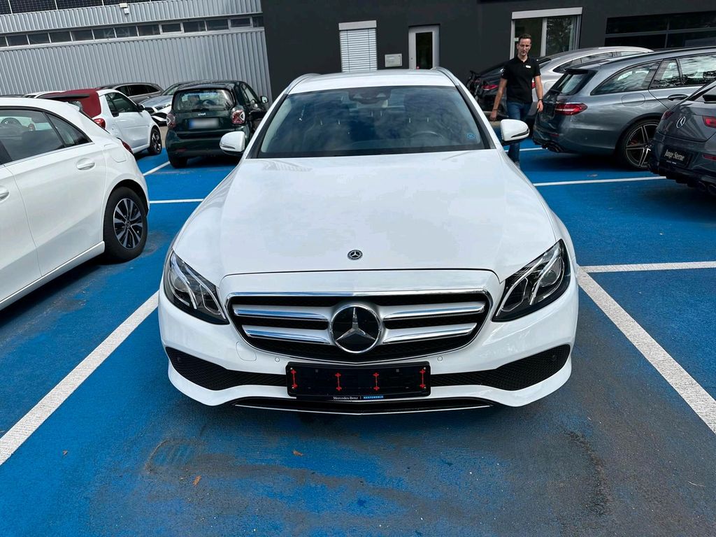 Image of Mercedes-Benz E 220