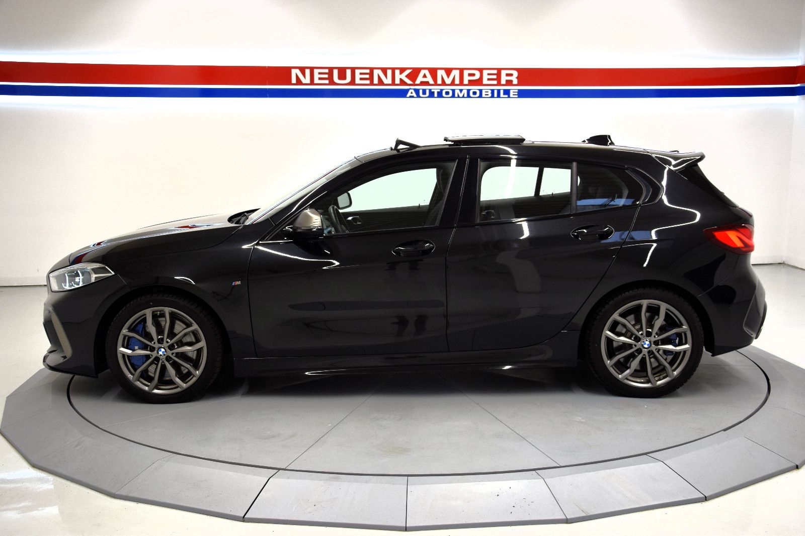 Fahrzeugabbildung BMW M135i xDrive Pano ACC HuD harman/karo NP 64.000€