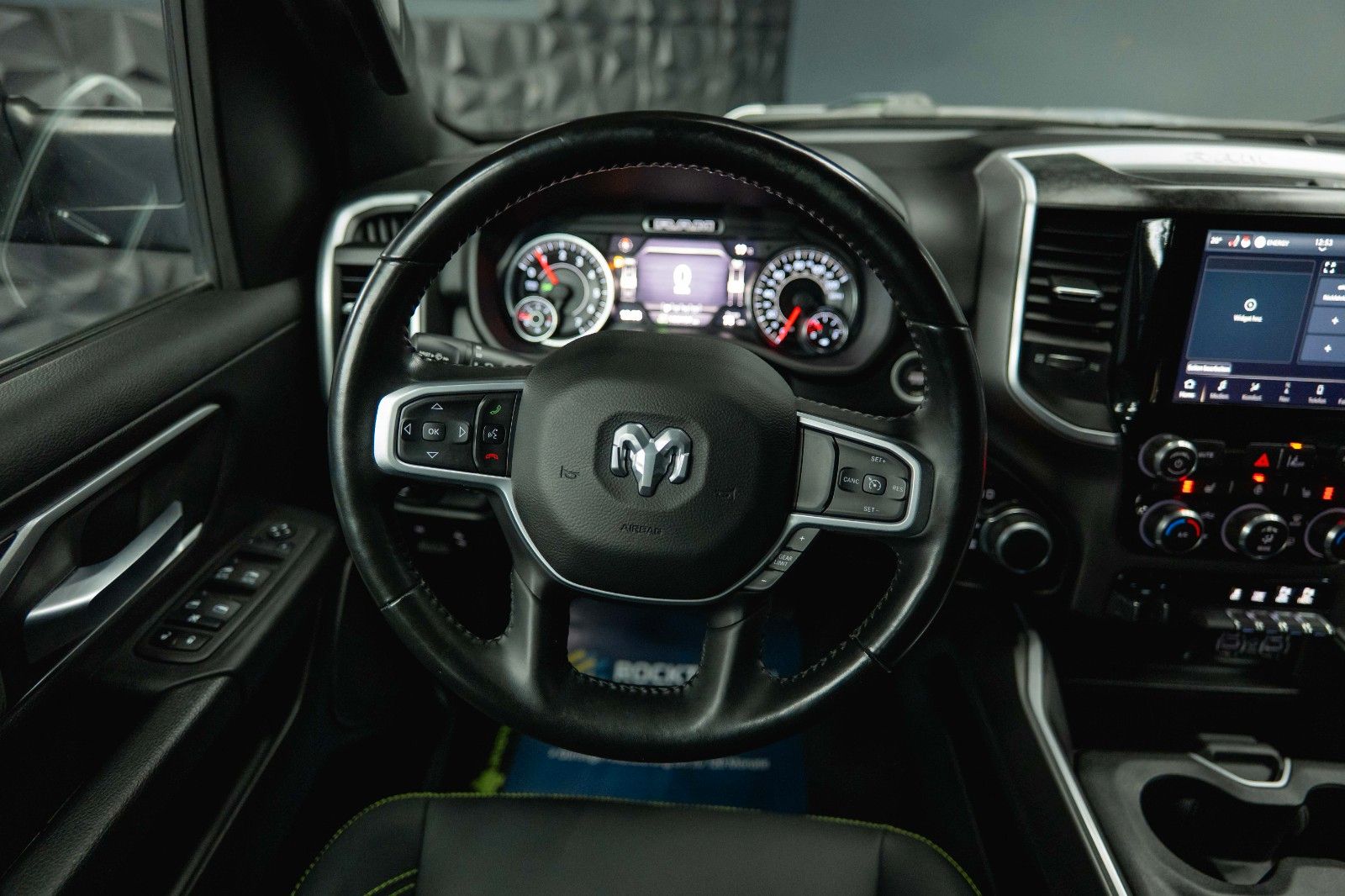 Fahrzeugabbildung Dodge RAM 5.7 V8 HEMI 4x4 OFFROAD Night-Paket LONGBED