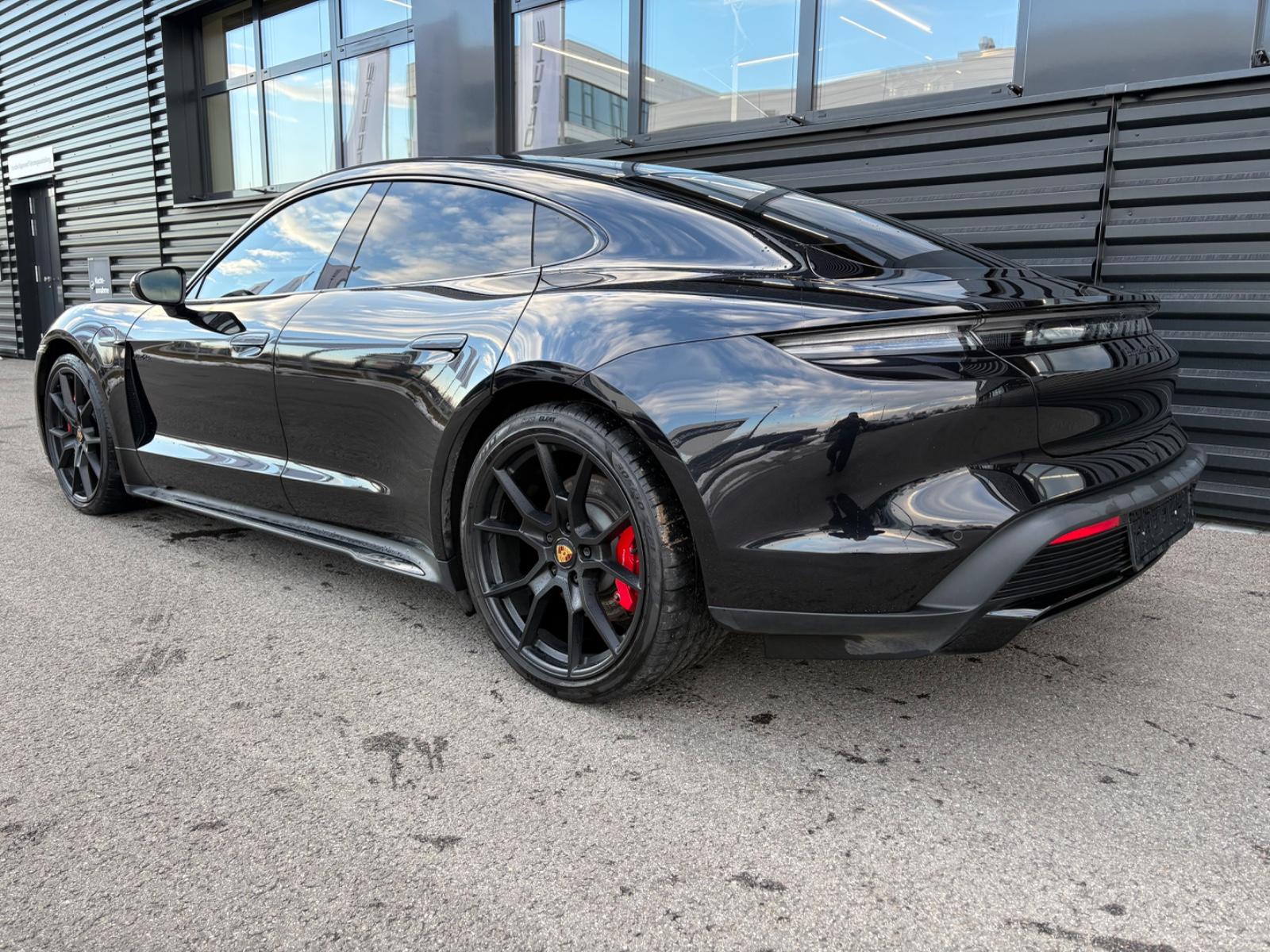 Porsche Taycan GTS-PANO-INNO-BOSE-HEAD UP-1.HAND