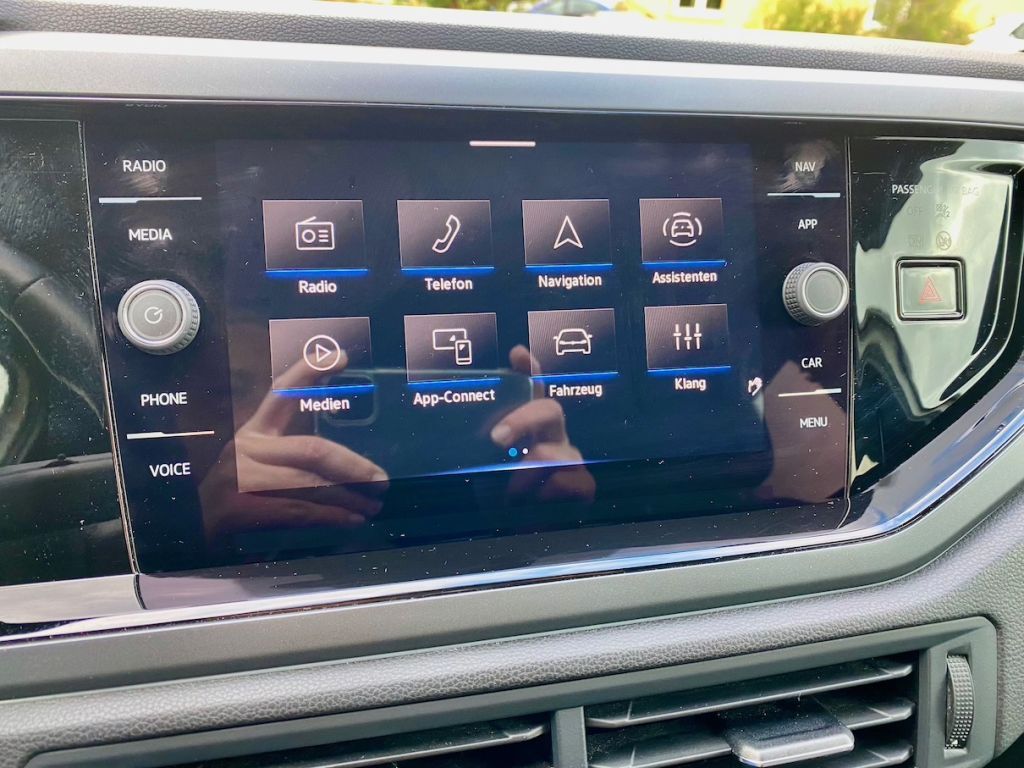 Fahrzeugabbildung Volkswagen Taigo 1.5 DSG R-Line AAC SHZ GJR KAMERA