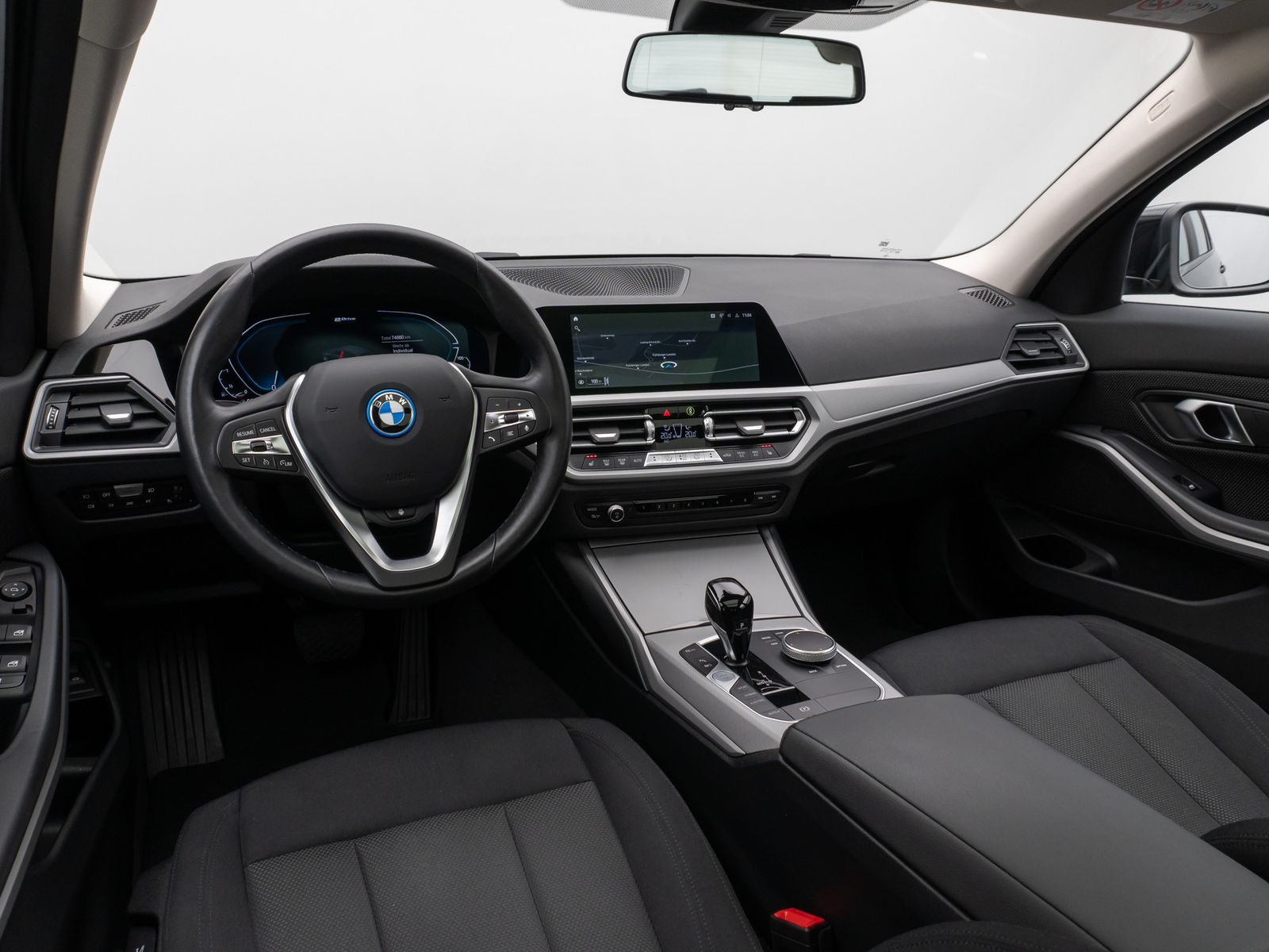 Fahrzeugabbildung BMW 330e Panorama Kamera DAB WLAN Lenkrhzg Alarm LED