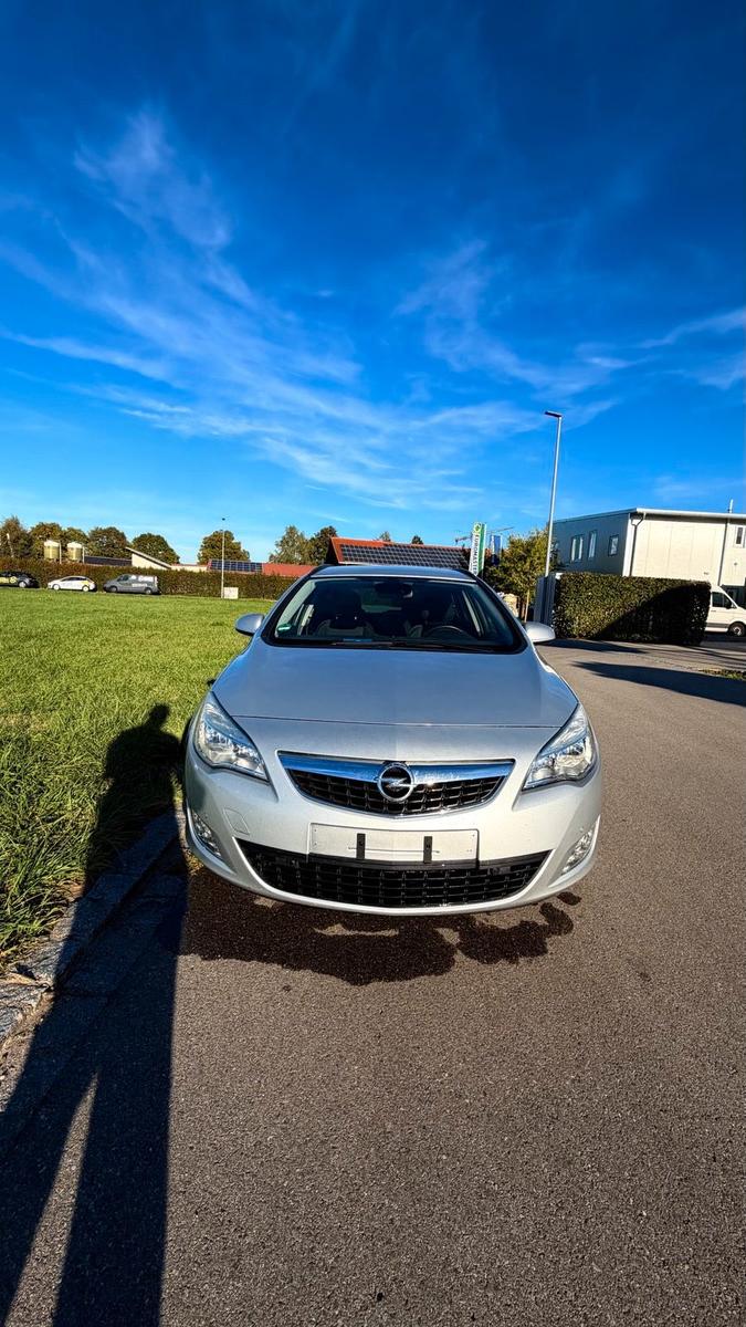 Opel Astra 2011 — rear view
