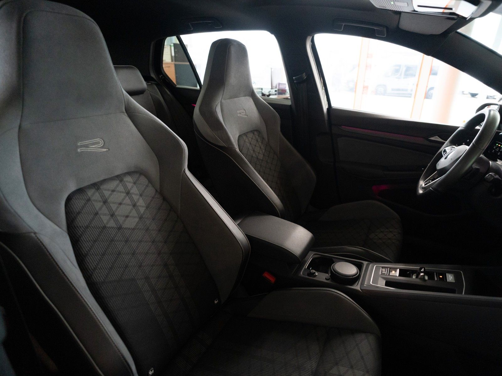 Fahrzeugabbildung Volkswagen Golf VIII Lim. R-Line eTSI AUTOM./STANDHZG./IQ-L