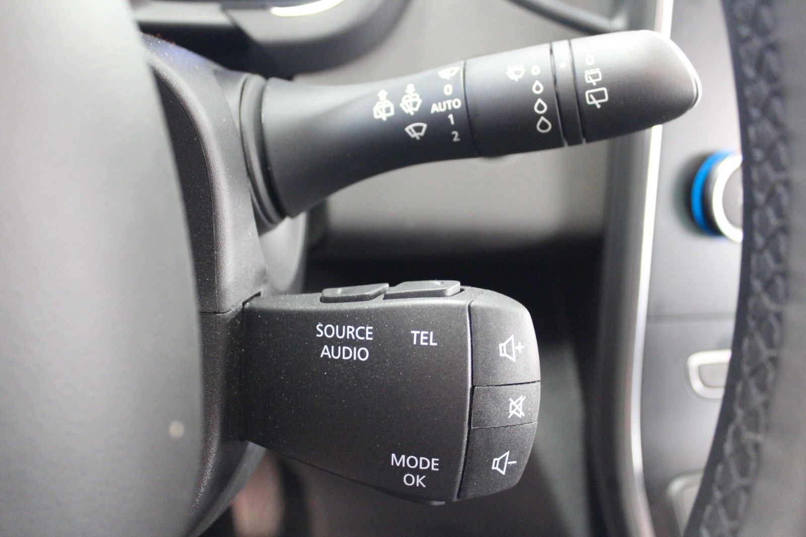 Fahrzeugabbildung Renault Grand Scenic TCe140 Limited Deluxe EDC 7-Sitzer