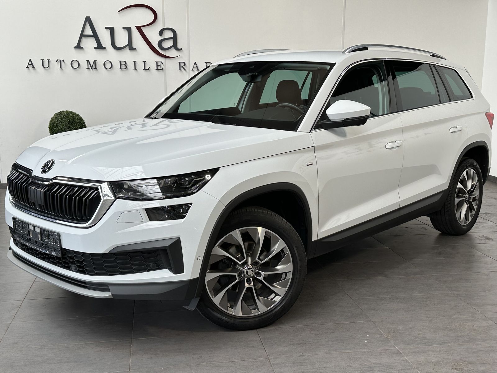 Fahrzeugabbildung SKODA Kodiaq 1.5 TSI DSG Clever NAV+LED+ACC+KAM+19ZOLL