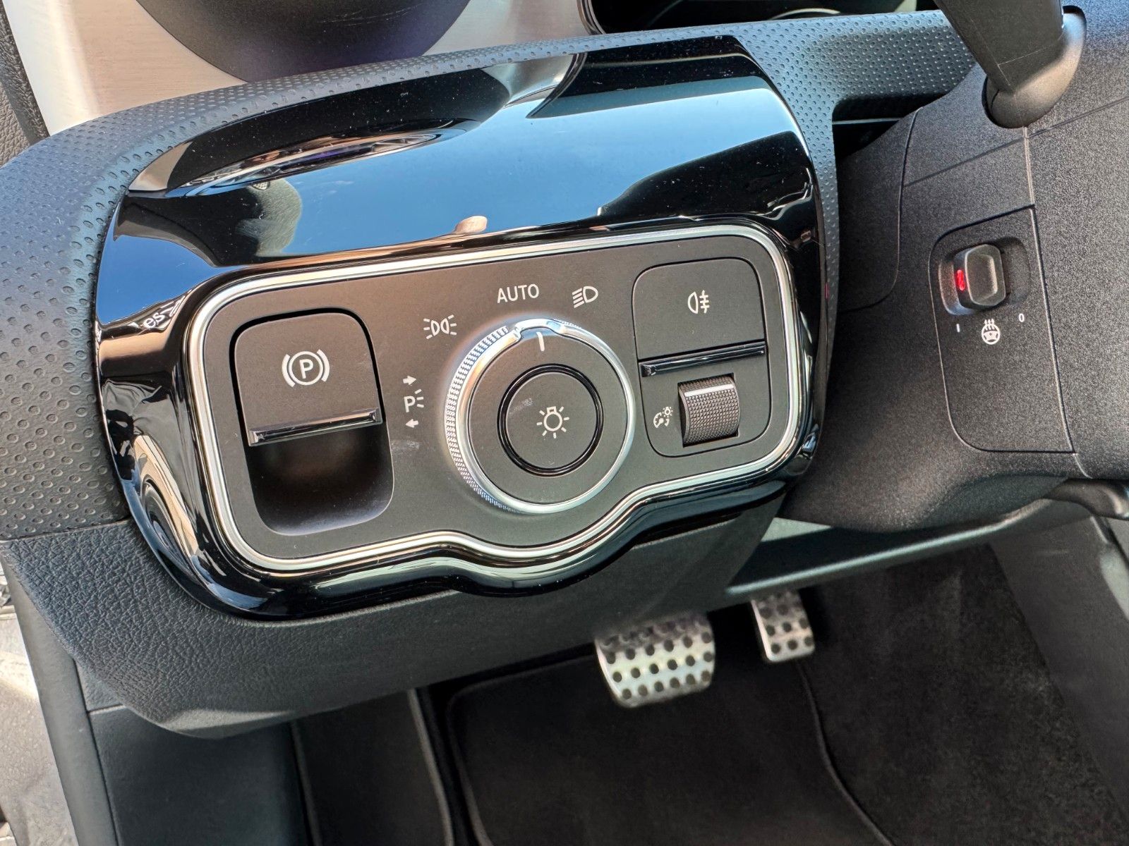 Fahrzeugabbildung Mercedes-Benz A 250 4Matic+AMG+AHK+Ambiente+RKF+Leder