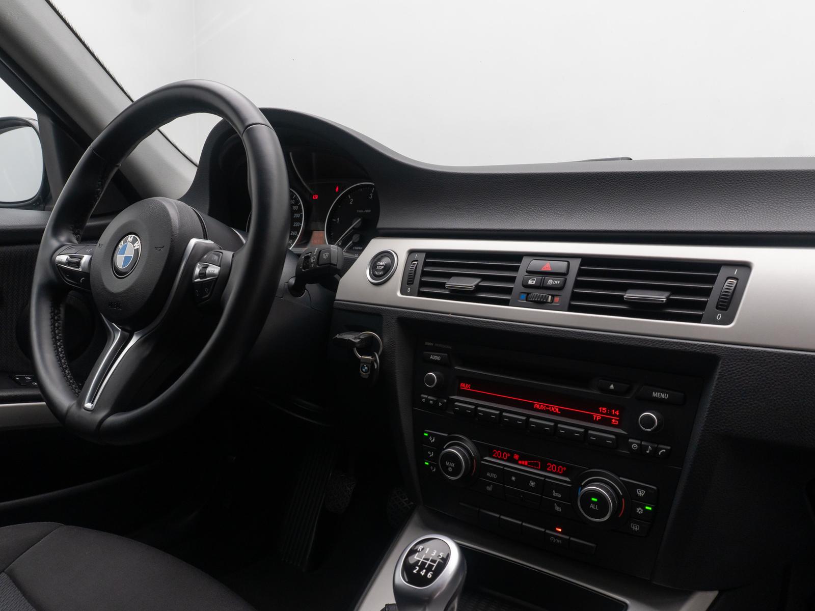 BMW 318 2012 — photo 32