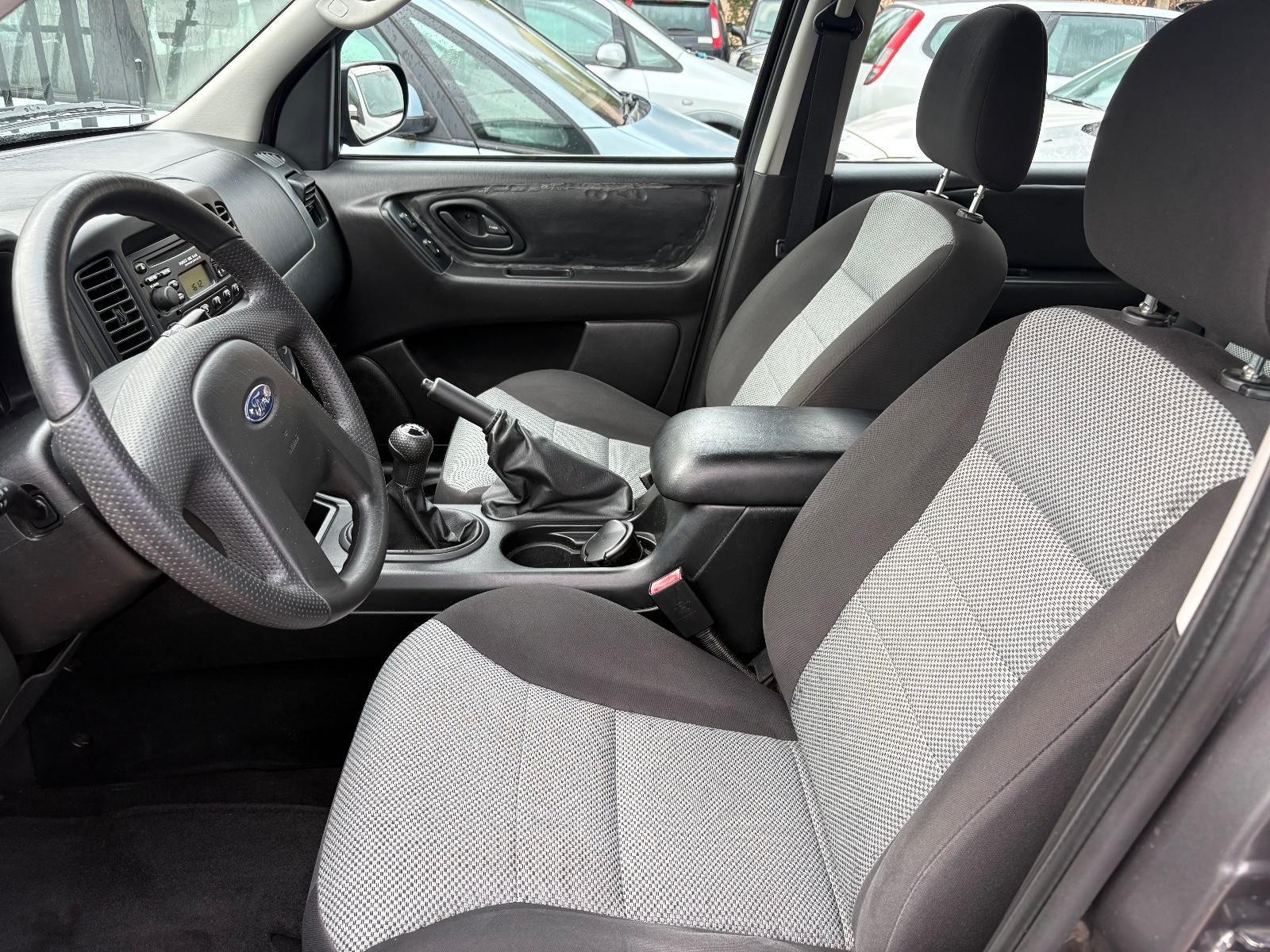 Ford Maverick 2004 — photo 13