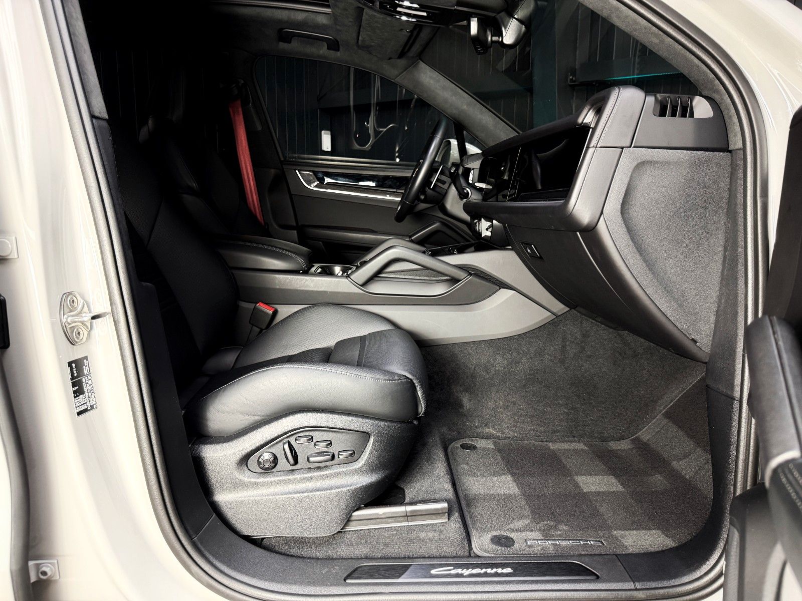 Fahrzeugabbildung Porsche Cayenne E-Hybrid + Vollaust. + Approved +Panoram