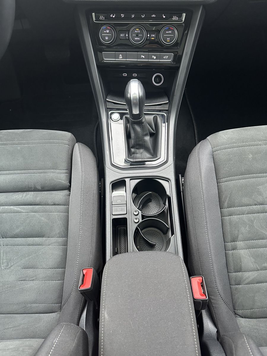 Fahrzeugabbildung Volkswagen Touran 1.5 TSI DSG HL 7-Sitzer NAV+LED+KAM+PANO