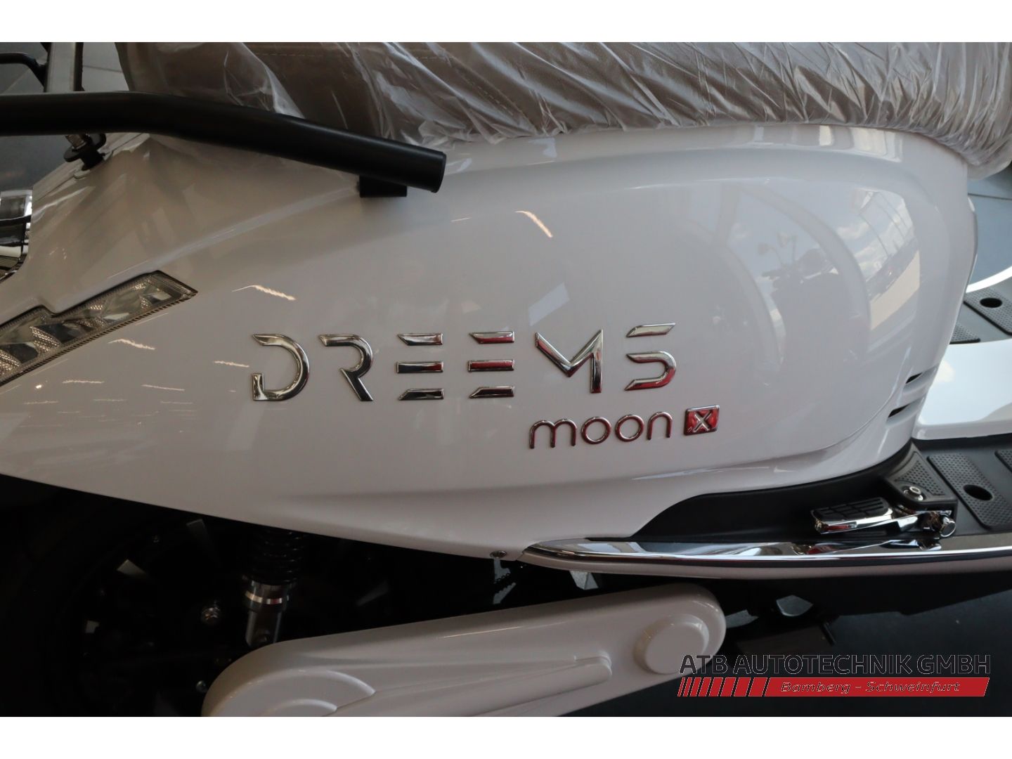 Fahrzeugabbildung DREEMS Moon X 90 km/h inkl. Topcase zzgl. Überführungsk