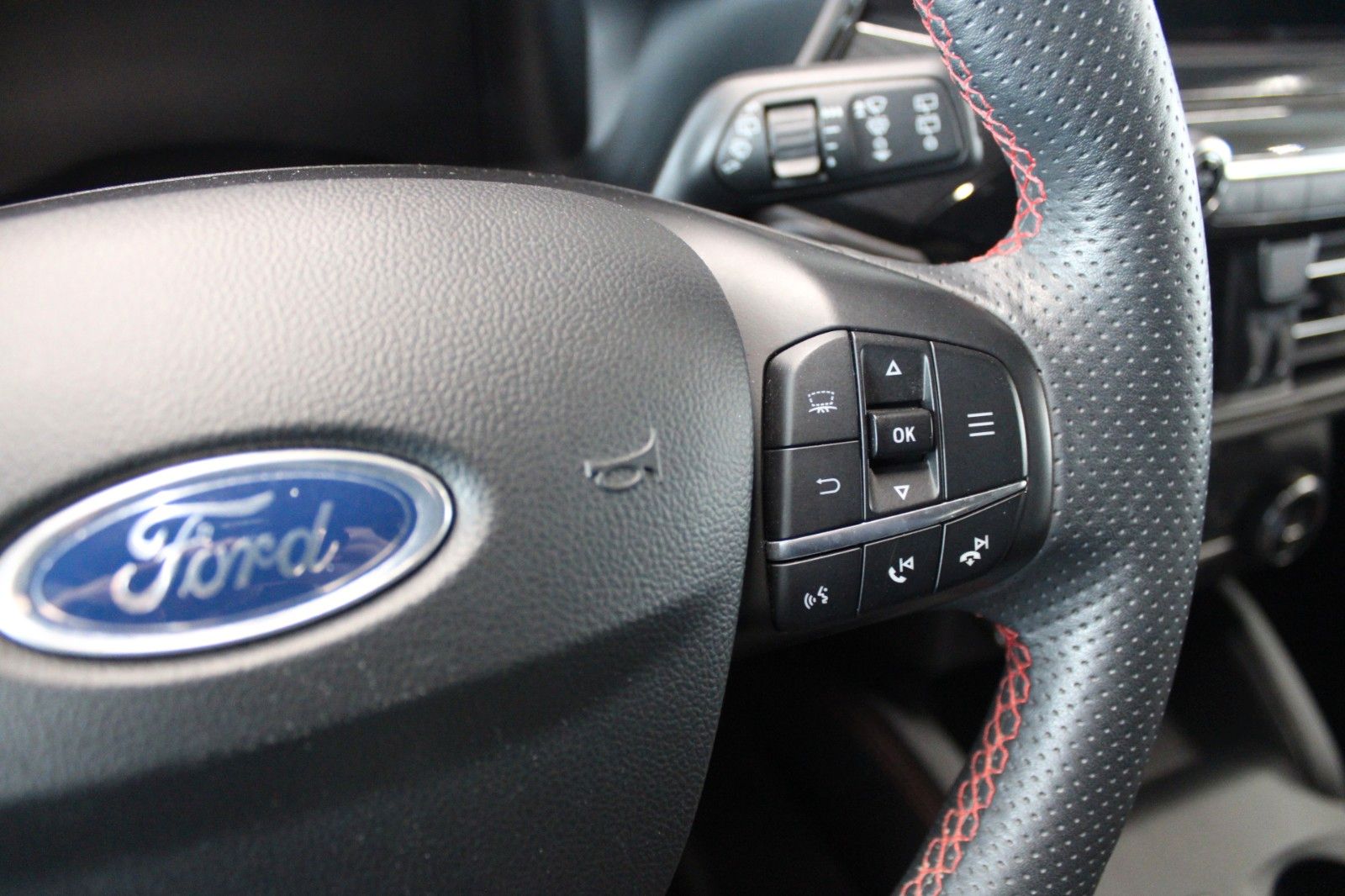 Fahrzeugabbildung Ford Kuga 2.5 PHEV ST-Line X Aut. LED CAM el. AHK uvm