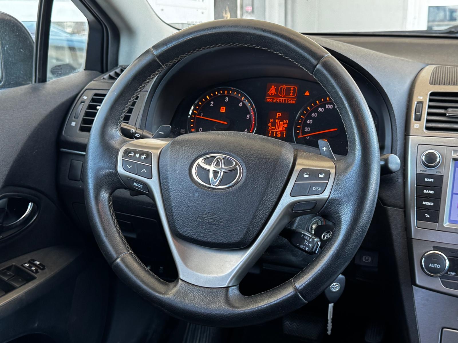 Toyota Avensis 2011 — photo 17