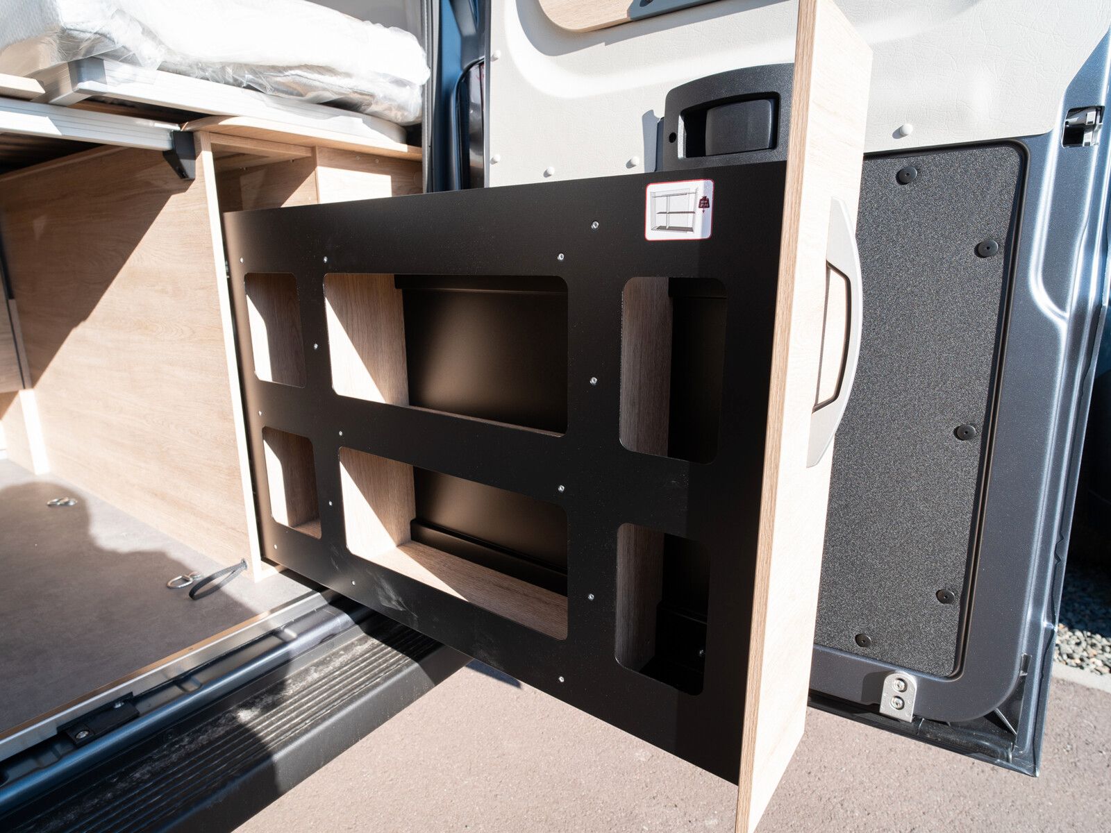 Fahrzeugabbildung Dethleffs Globetrail 640 ES Fiat Heckauszug/Rahmenfenster