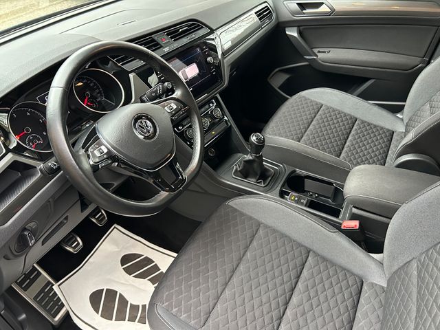 Fahrzeugabbildung Volkswagen Touran 1.6 TDI 7 Sitze+Navi+SHZ+BT+PDC+LM+