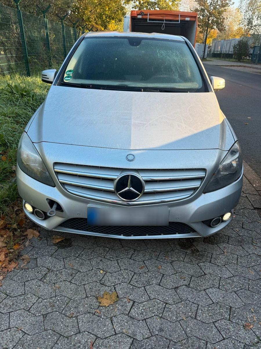 Mercedes-Benz B 180