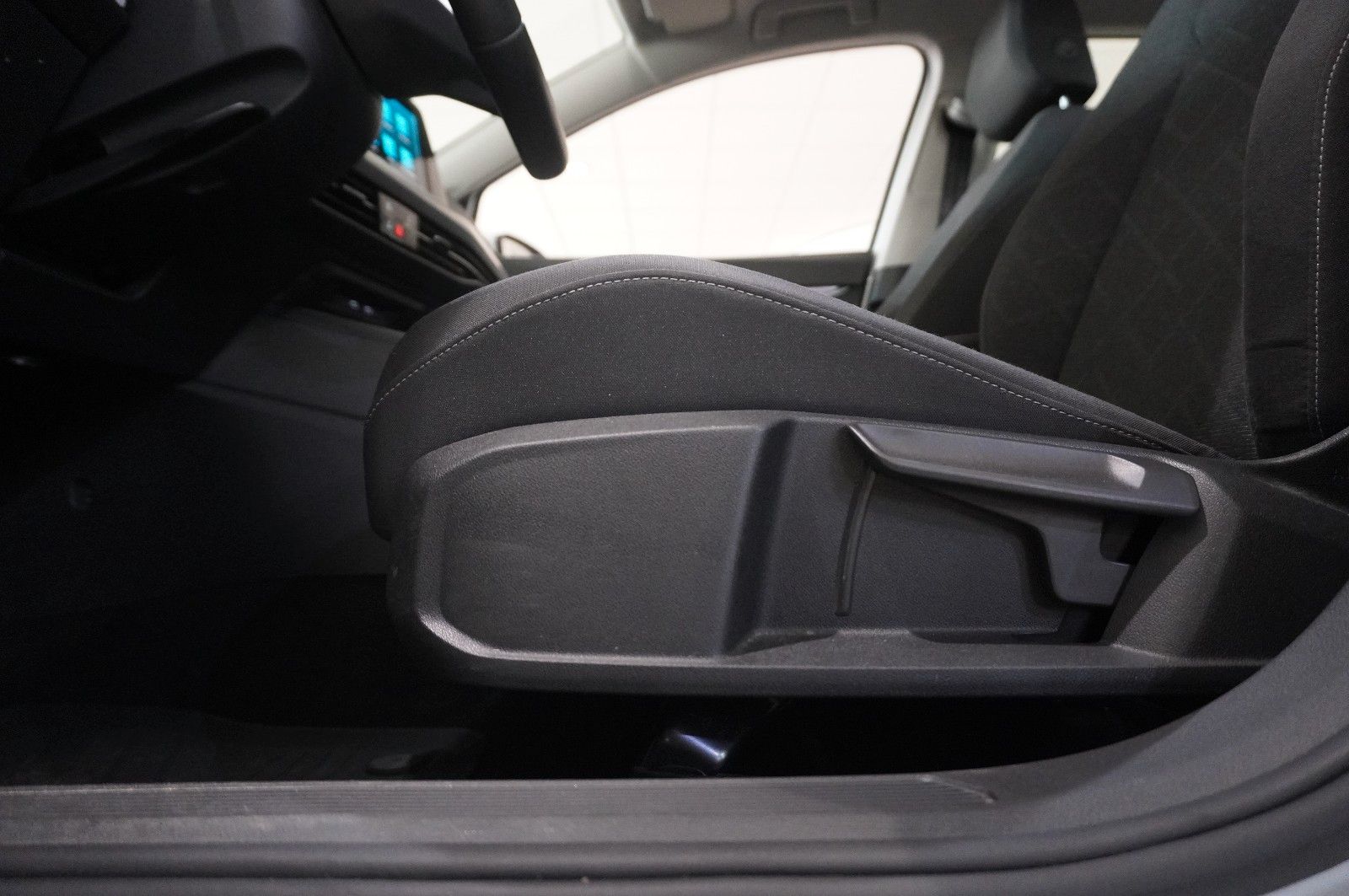 Fahrzeugabbildung Volkswagen Golf VIII Variant 1.5 TSI LIFE NAVI/LED/SHZ/VIRT