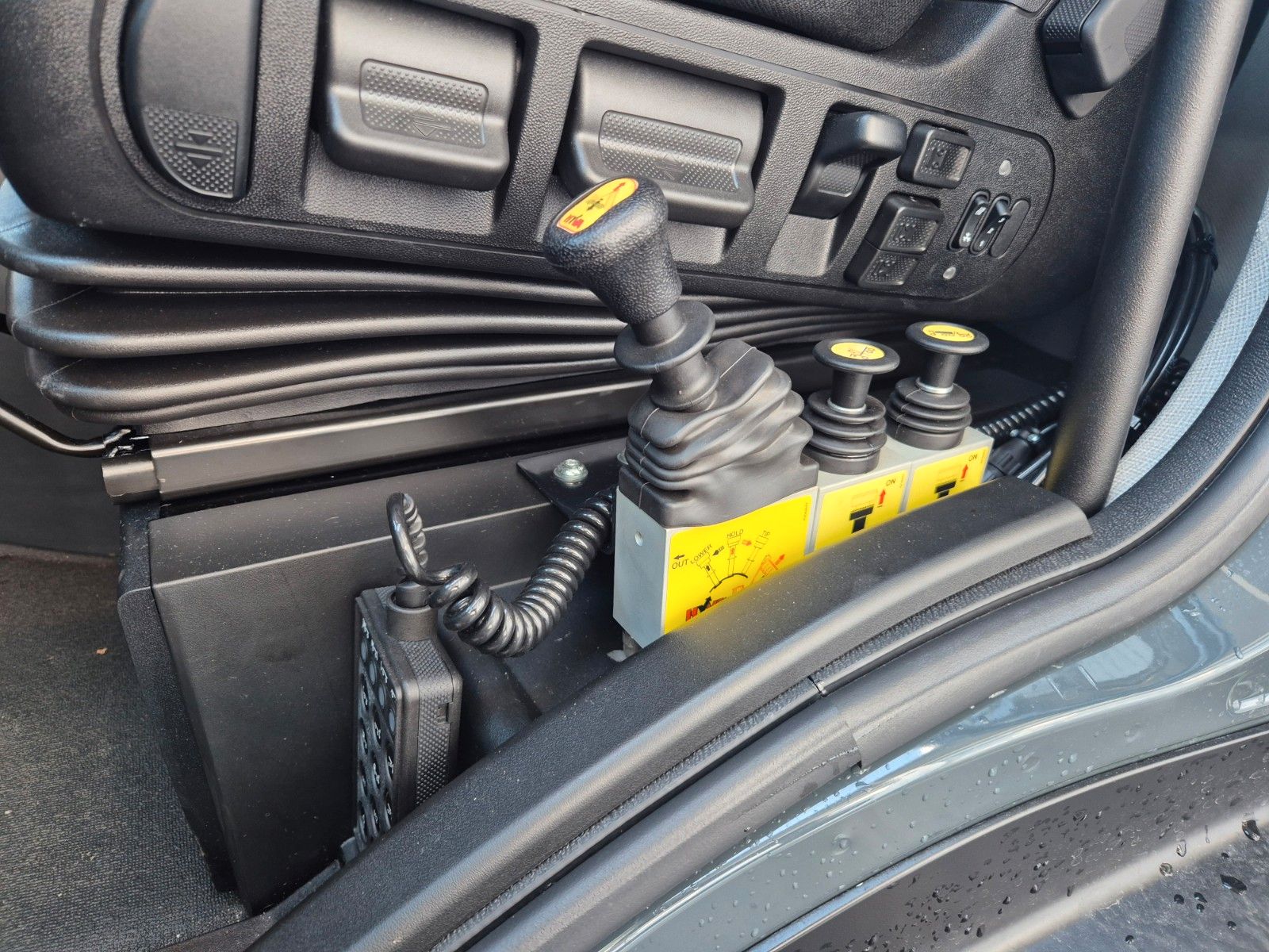 Fahrzeugabbildung Iveco AD200X46/P HR OFF Palfinger PK 12.501 Funk AHK