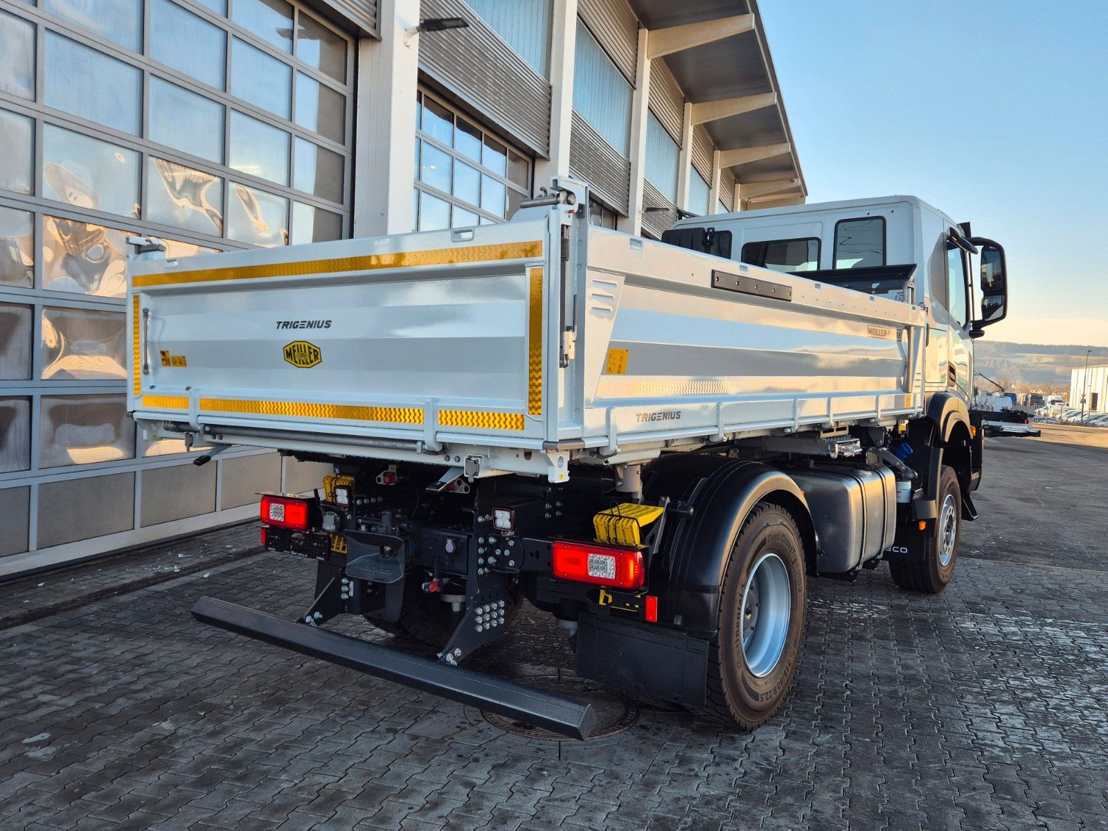 Fahrzeugabbildung Iveco AT190T36W/P 4x4 Allrad, Meiller-Dreiseitenkipper
